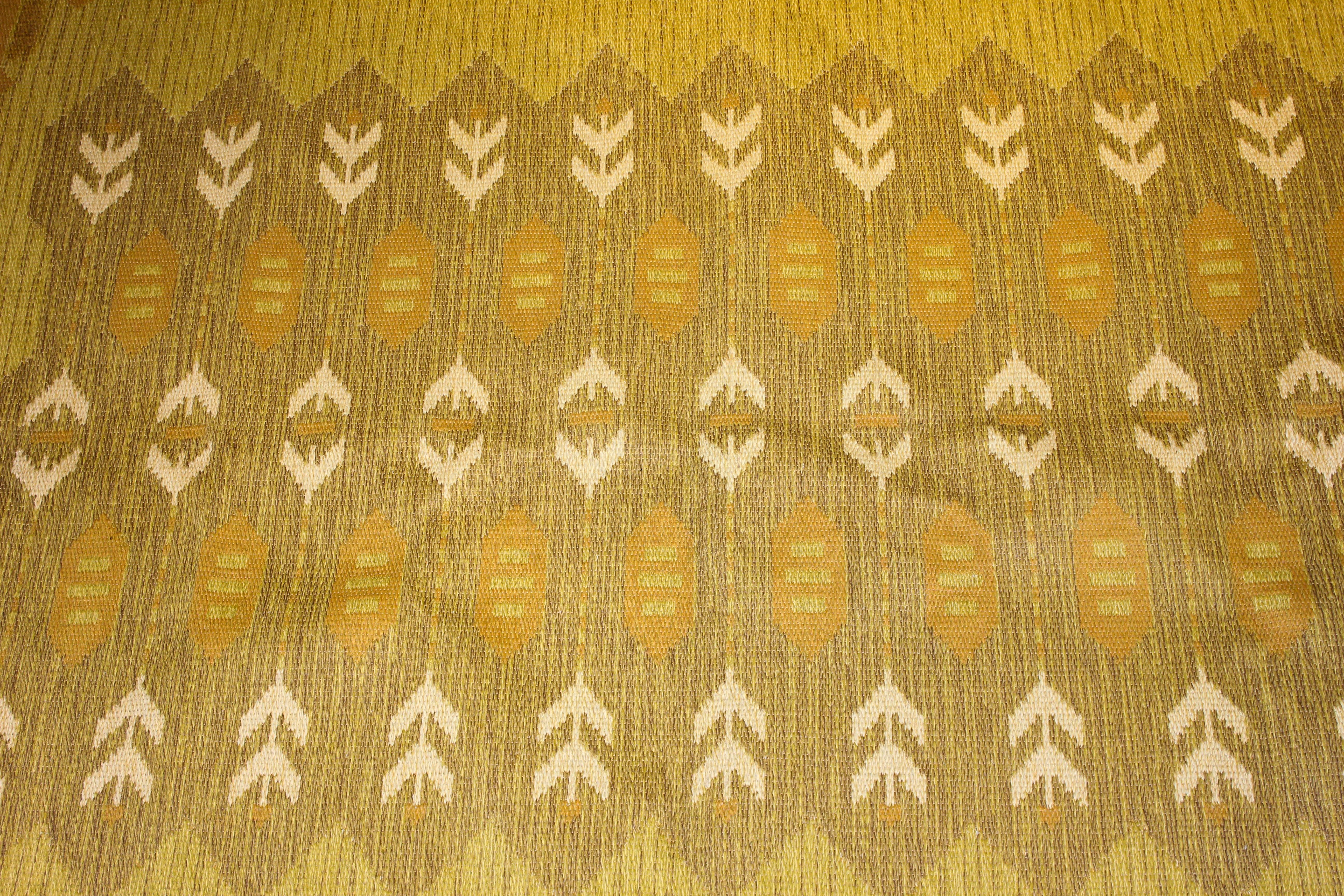 This carpet is a rare high-quality vintage flat-weave from Sweden signed JS. The carpet comes with nice colors and patterns. The fact that it is a double weave means that it can be used with either side up. The carpet is in very good vintage