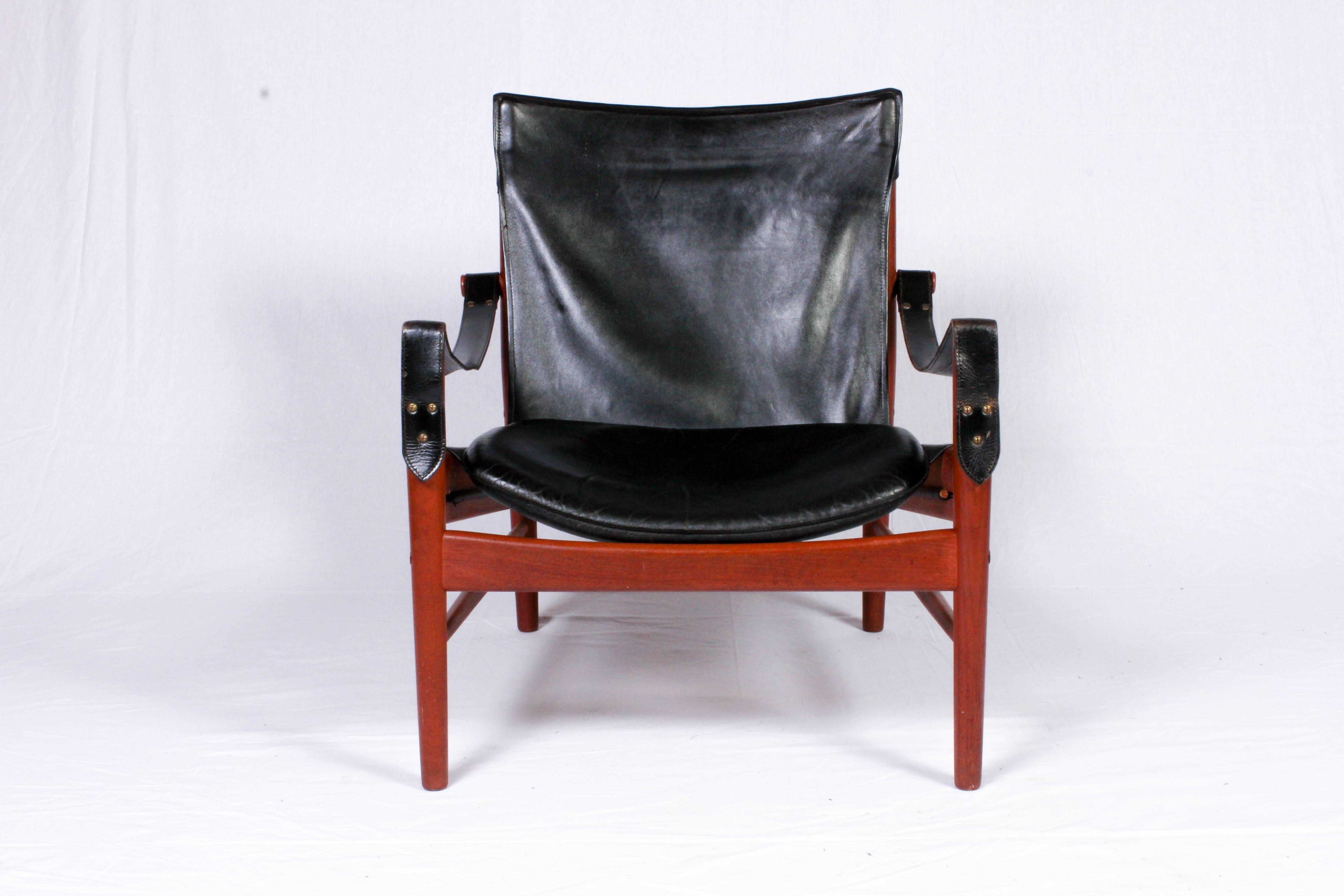 Very rare safari chair called Antilopen by Danish designer Hans Olsen for Viskadalens Möbler, Sweden. The chair is made out of a teak frame with original black leather upholstery. This chair is one of the most decorative safari chairs ever made and