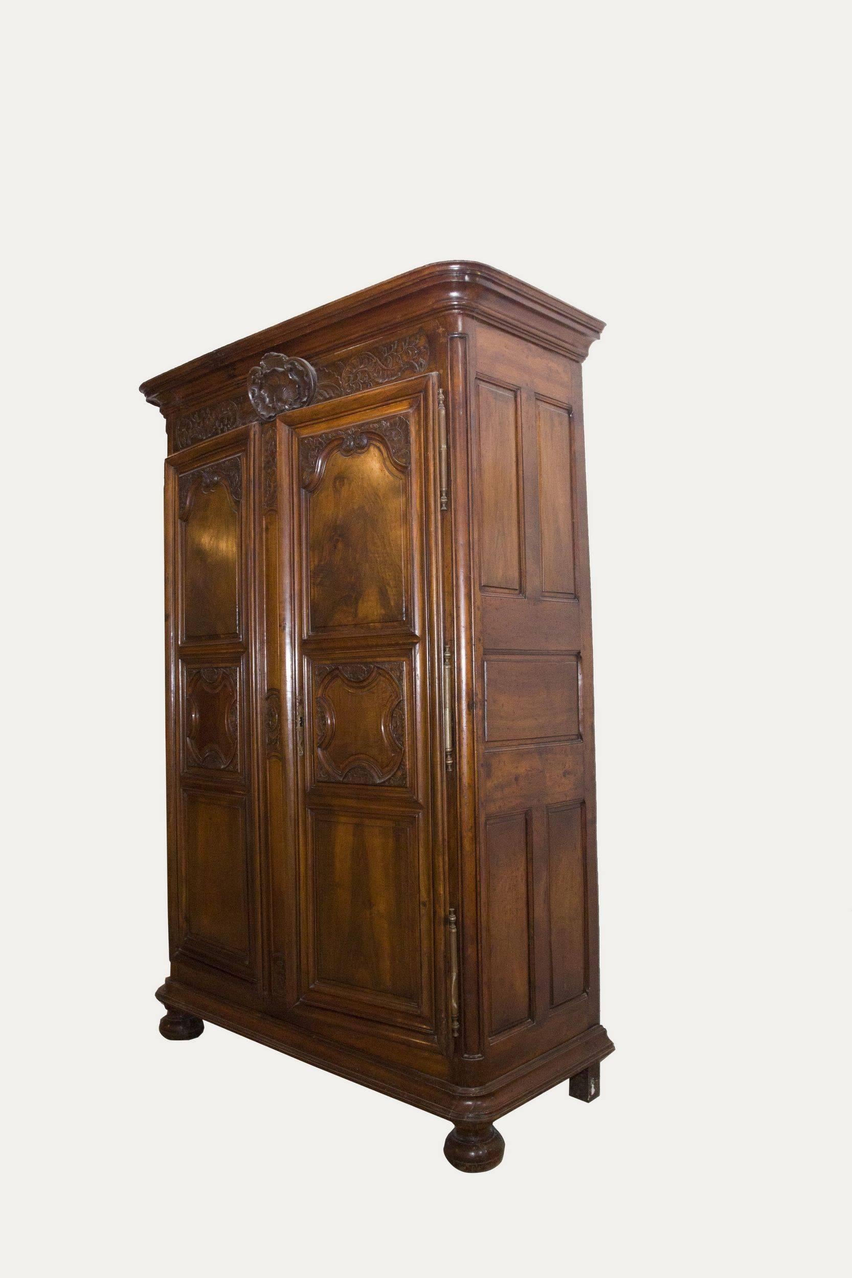 Louis XIV style French walnut wardrobe.
Beautiful carvings with shell pattern. Interior arrangement with two drawers and four adjustable shelves. 
Rounded front feet and cubic rear feet. Original fittings.
PLEASE NOTE THAT THE EXPORT AUTHORIZATION