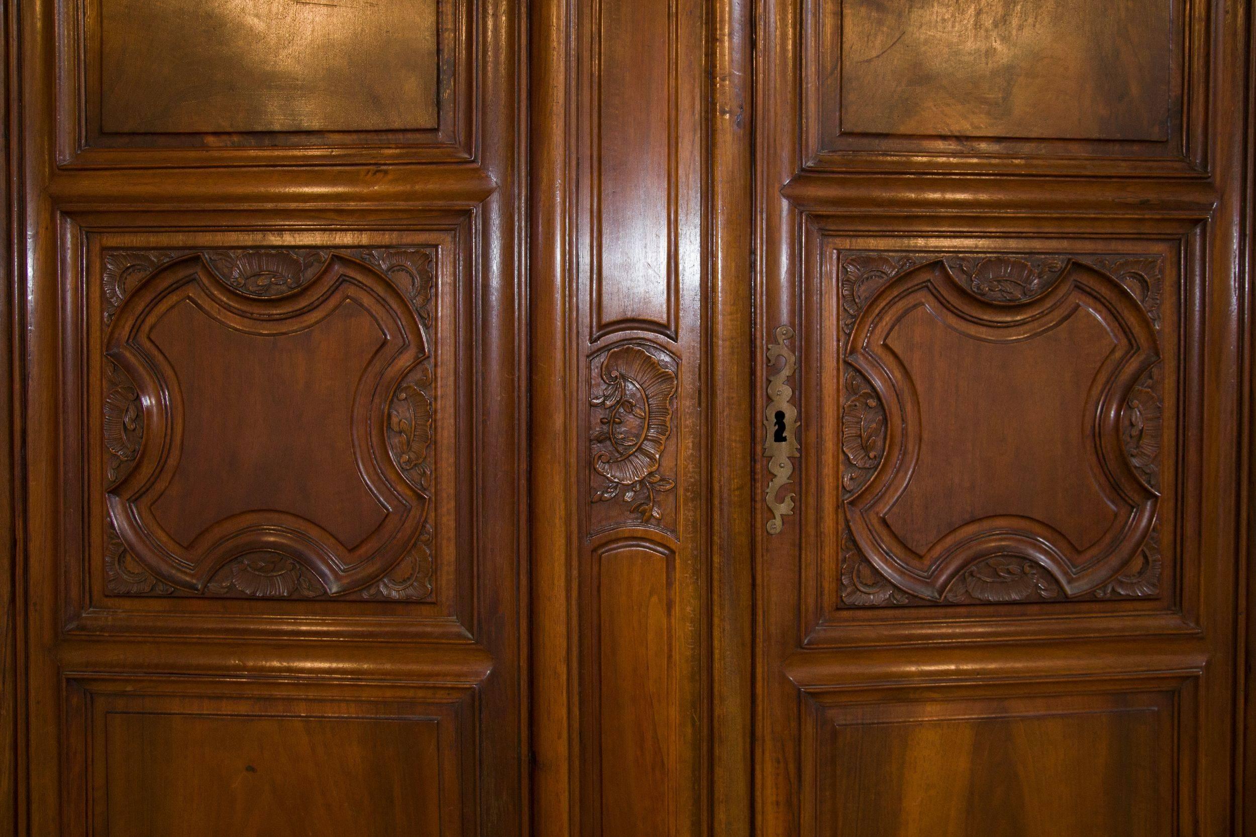 Armoire francese in stile Luigi XIV del XIX secolo, in noce, 1820 circa in vendita 1