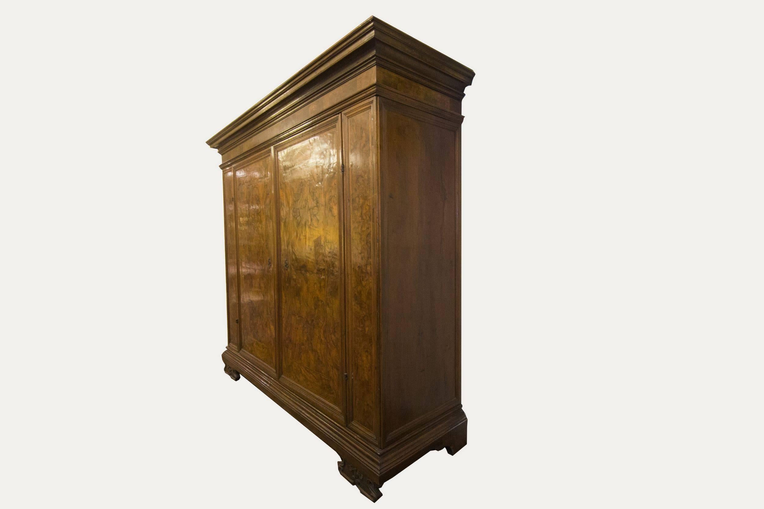Magnificent Venetian wardrobe from the mid-18th century in walnut, front veneered in burr walnut with simple inlays in lighter wood thread.
Frontal carved feet.
Internal arrangement with a shelf and predisposition for the clothes rack.