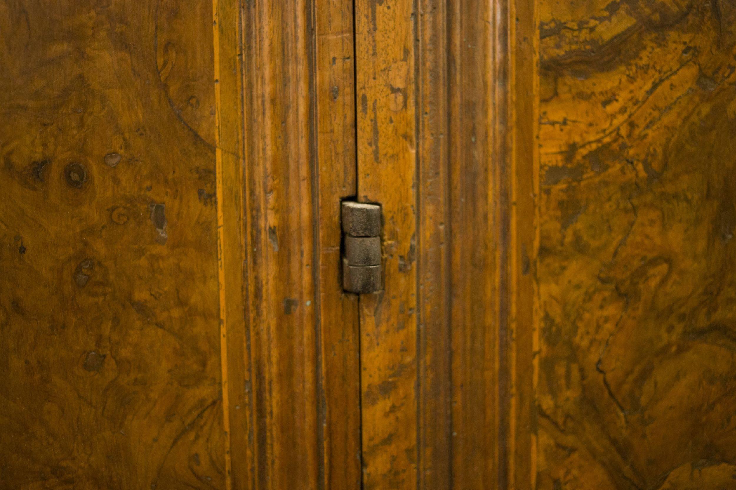 18th Century Italian Venetian Walnut and Burr Walnut Armoire, circa 1750 In Good Condition For Sale In Cagliari, IT