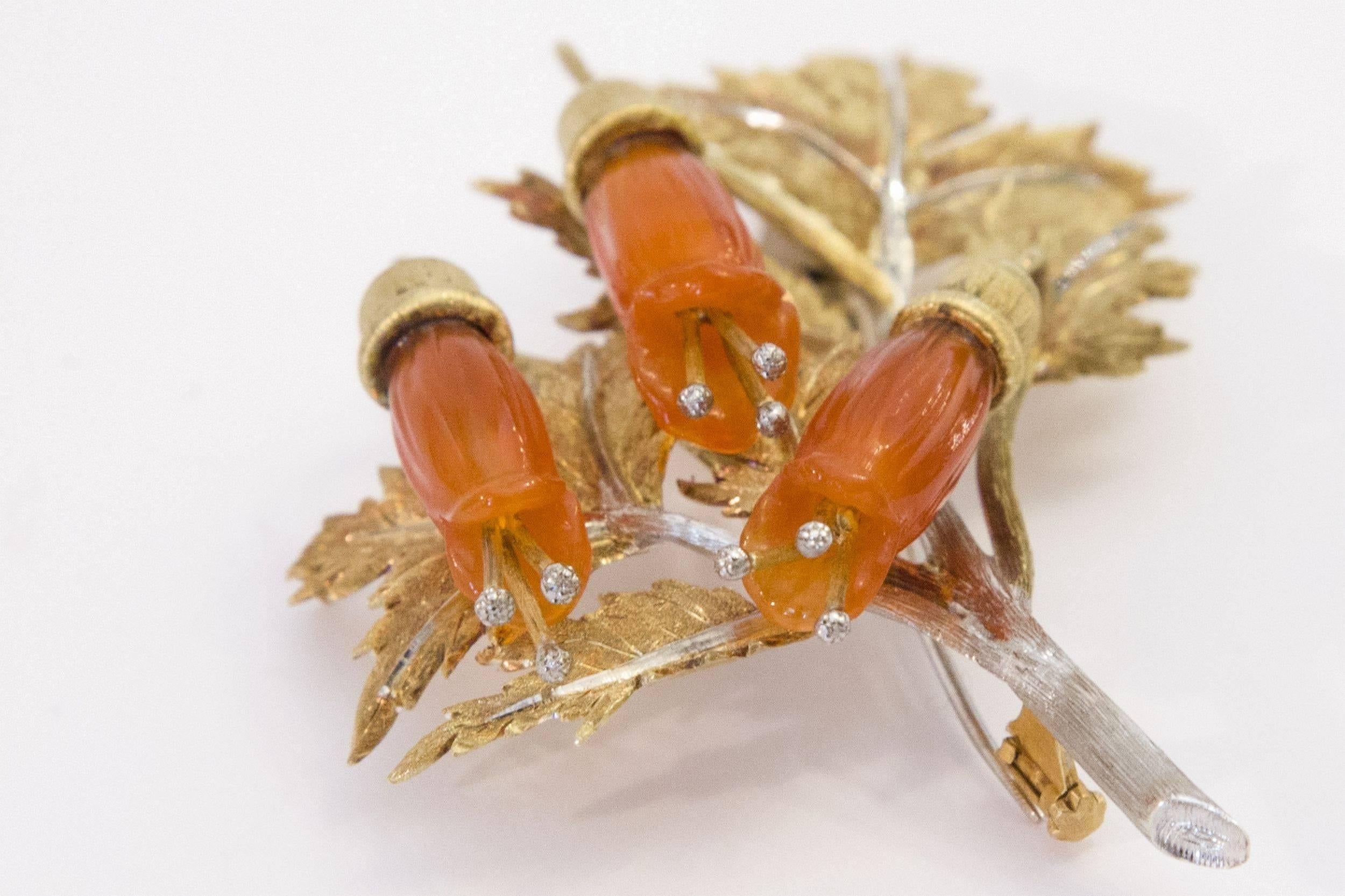 Rare Mario Buccellati clip. A branch with five leaves in white gold and yellow gold, 3 flowers in carnelian.

Item offered with authenticity certificate.