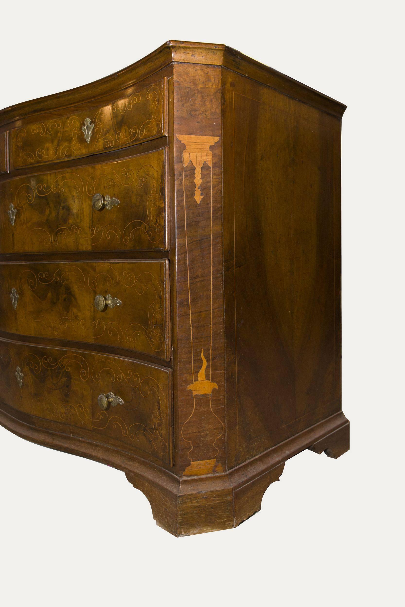 Exquisite chest of drawers walnut finely inlaid in lighter wood, serpentine front, bracket feet. Naples, half of 18th century.

PLEASE NOTE THAT THE EXPORT AUTHORIZATION BY THE ITALIAN MINISTRY OF CULTURAL HERITAGE TAKES ABOUT SIX WEEKS

