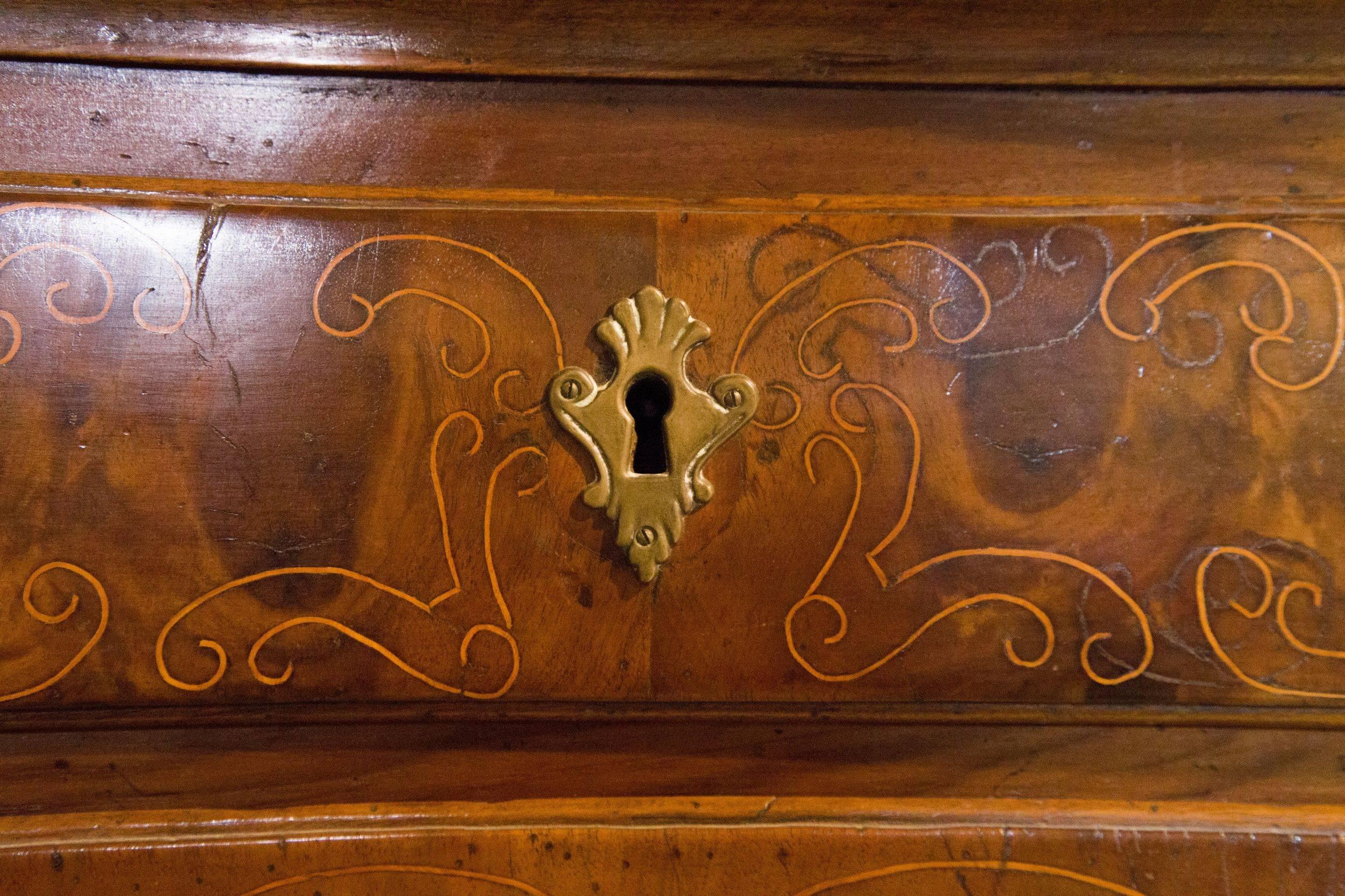 18th Century Italian Naples Inlaid Walnut Chest of Drawers, circa 1750 In Good Condition For Sale In Cagliari, IT