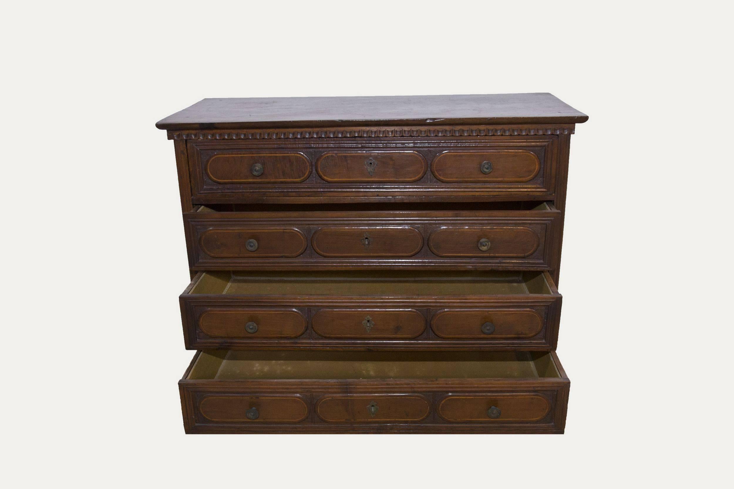 17th Century Northern Italian Walnut Chest of Drawers, circa 1690 In Good Condition For Sale In Cagliari, IT