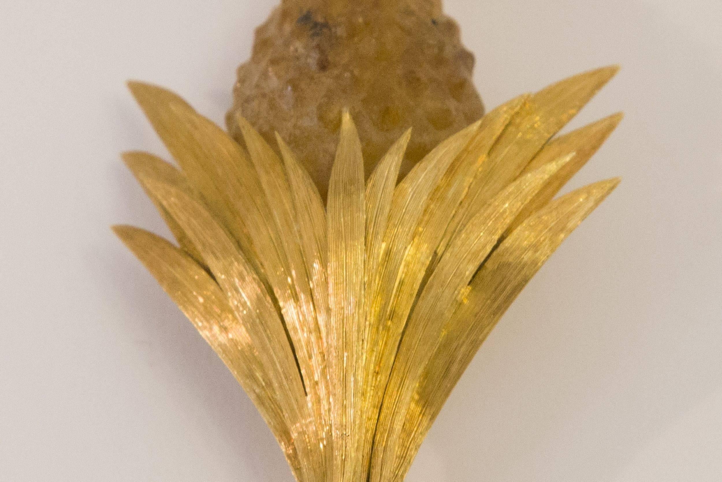 A Mario Buccellati pineapple clip, yellow gold leaves also engraved on the back - double needle griffes, one amber cut pineapple.

Item offered with “Certificate of Authenticity”.