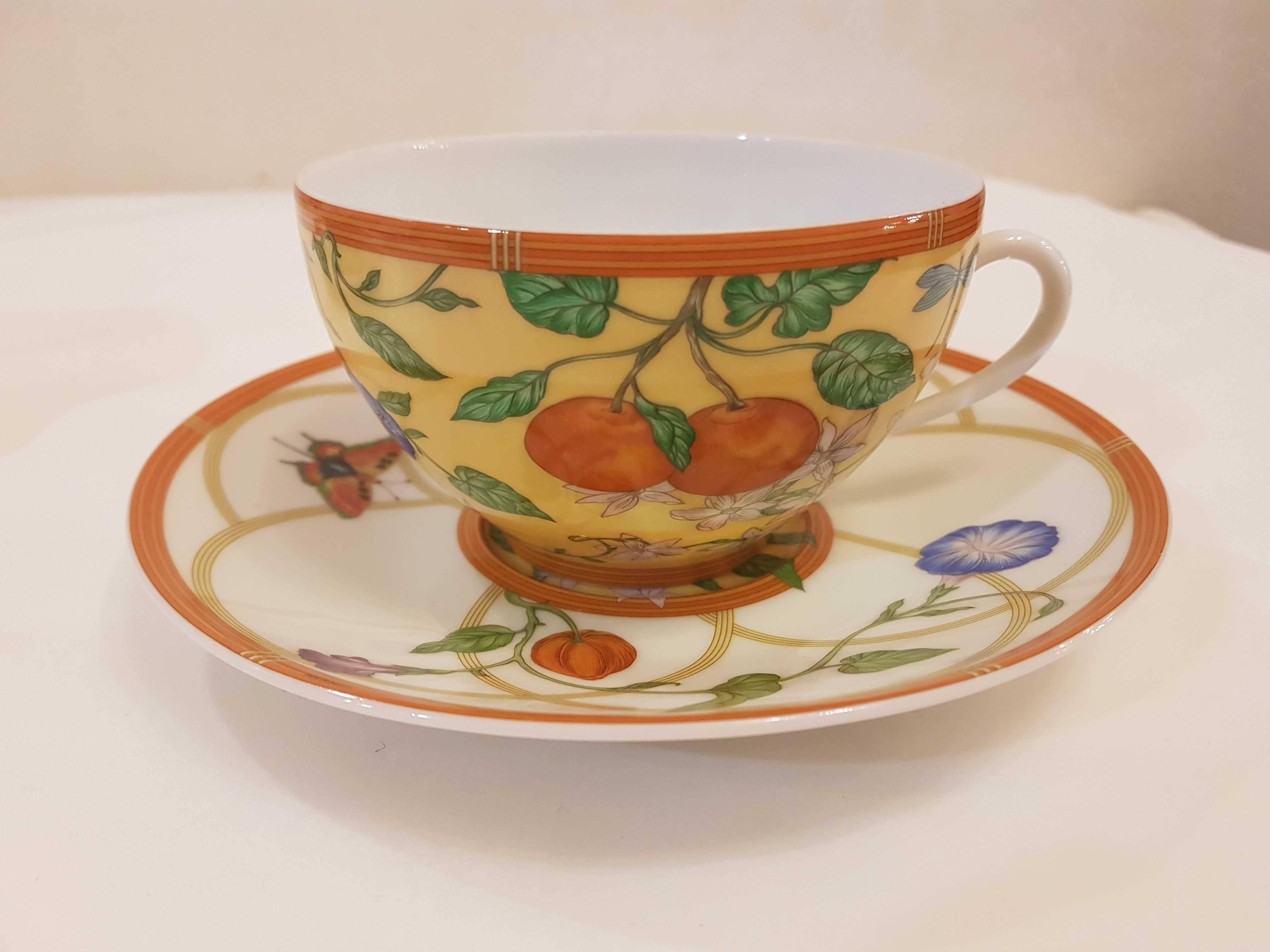 An Hermès polycrome porcelain breakfast set comprising two cups and two saucers.
Siesta pattern decorated with a motif of flowers, fruits and butterflies.
Pattern discontinued today.