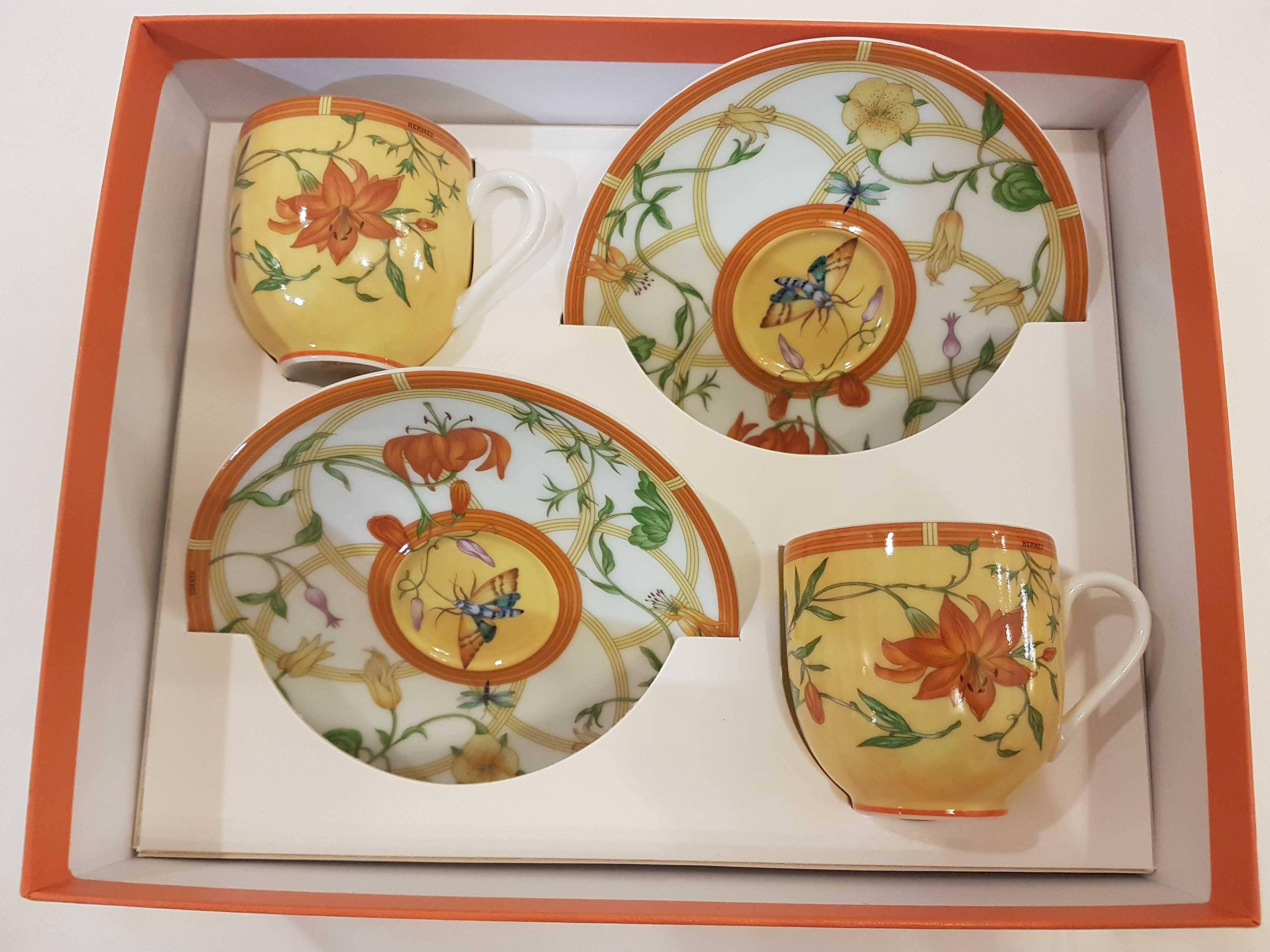 A set of two coffee cups and saucers in polycrome porcelain of Hermes.
Pattern Siesta decorated with a motif of flowers, fruits and butterflies.
This pattern is discontinued today.
In is original Hèrmes orange paper box