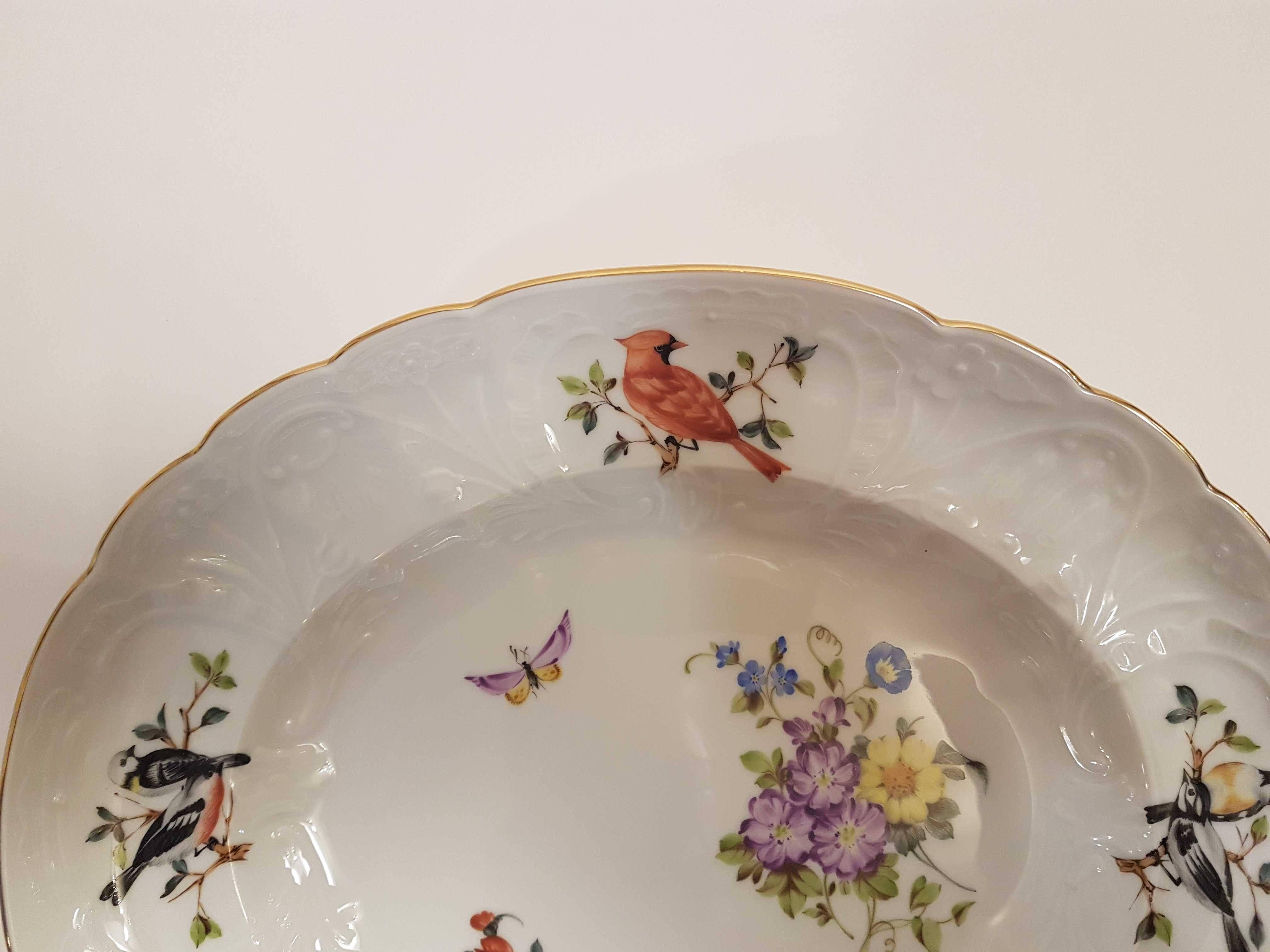 Beautiful dish in Rococo style.
Hand painted porcelain with motifs of flowers and birds.
Marked and signed by the master decorator.
Modern.

The factory of Herend is, since 1826, one of the most famous centers of hand-painted porcelain.