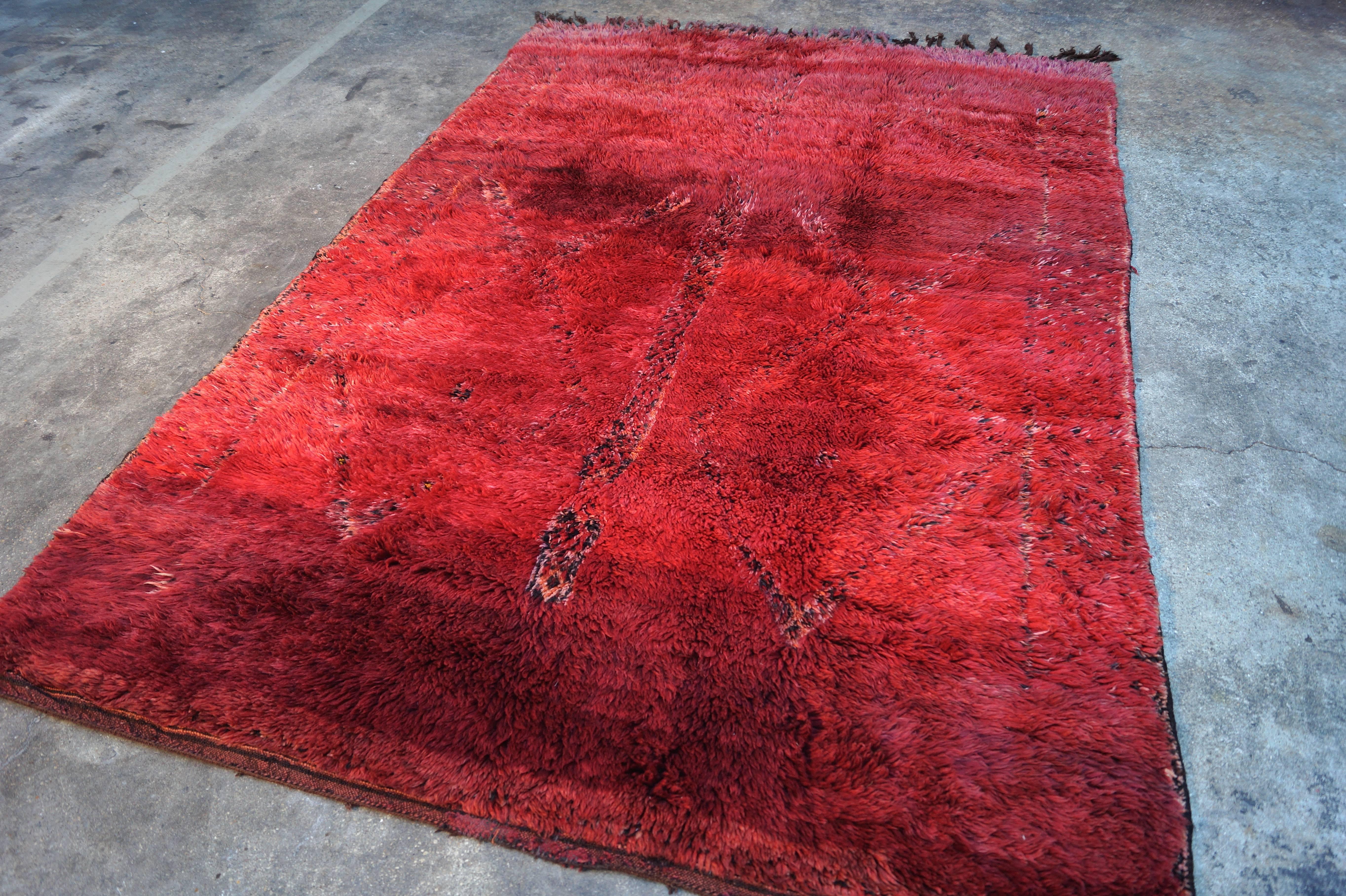 Vintage Moroccan rug
From Middle Atlas, probably Beni Mguild Tribe
Hand-knotted wool
100% wool
circa 1970.