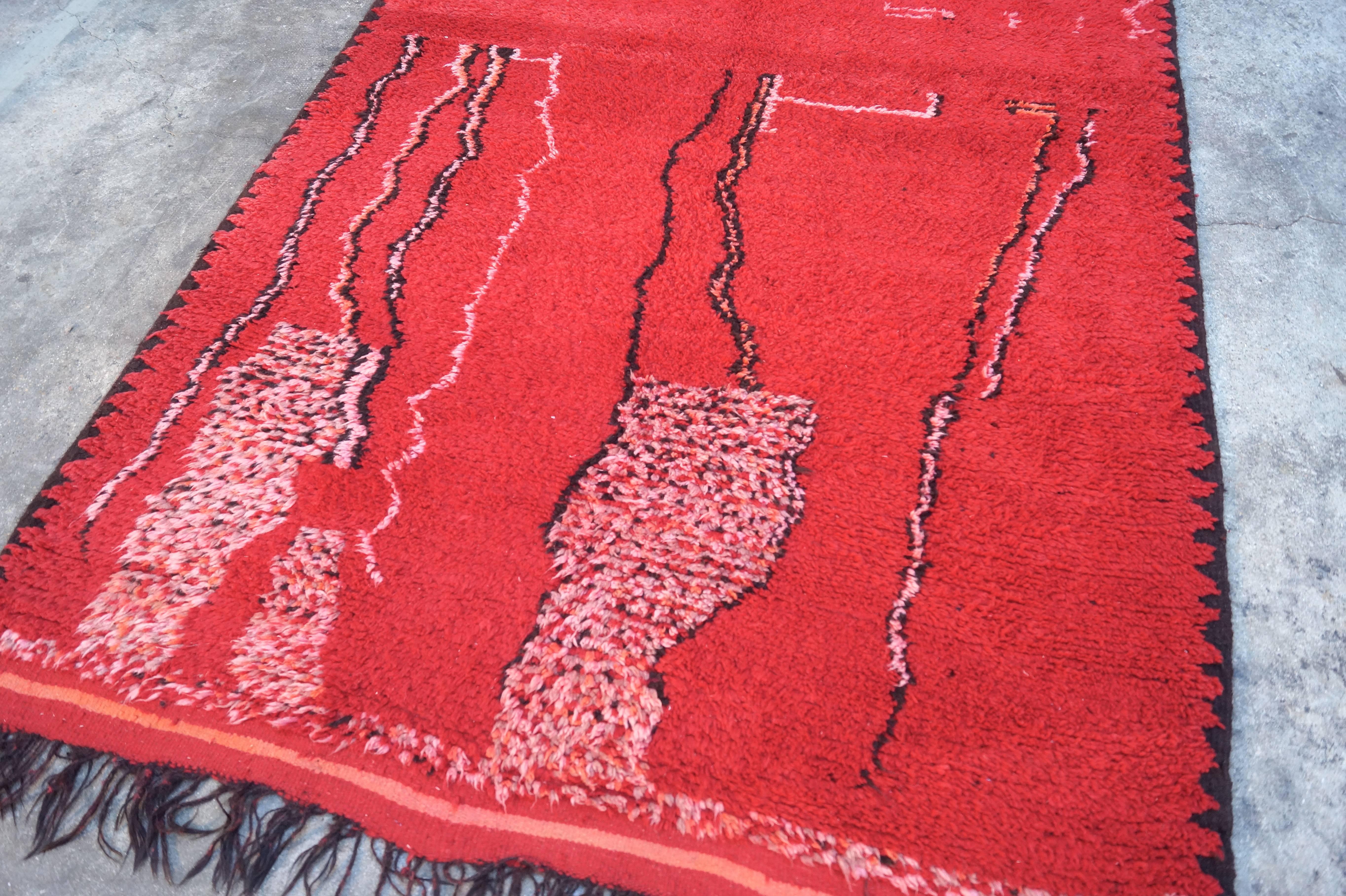 Moroccan rug from Rehamna, North of Marrakech, Morocco
Hand-knotted wool
Contemporary.