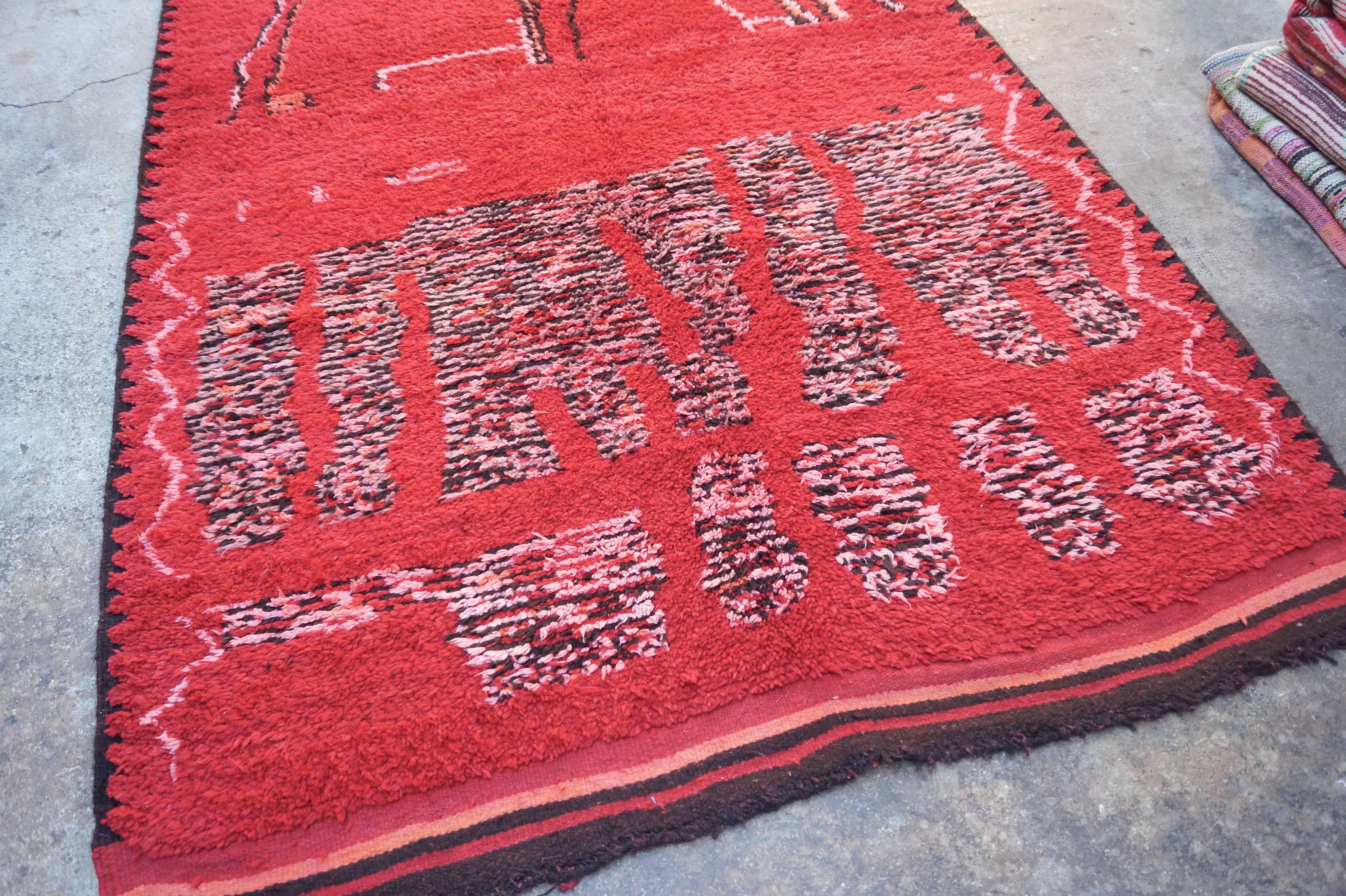 Moroccan Rehamna Rug, Hand-Knotted Wool, Contemporary In Excellent Condition In Paris, FR