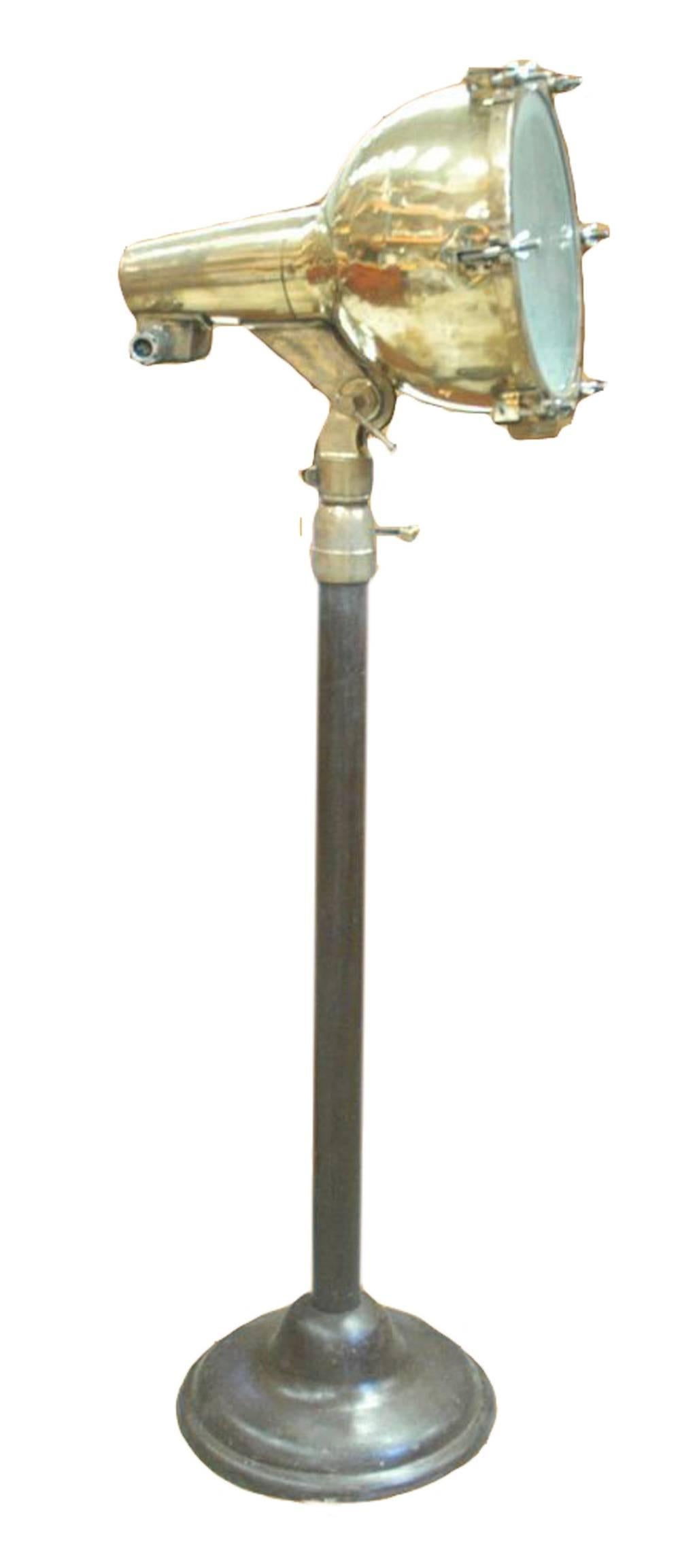 Brass ship spot mounted on an adjustable iron stand.
Measures: H 155 to 185 cm / D 34 / P 46 Base D 39 cm
See photo before polishing.