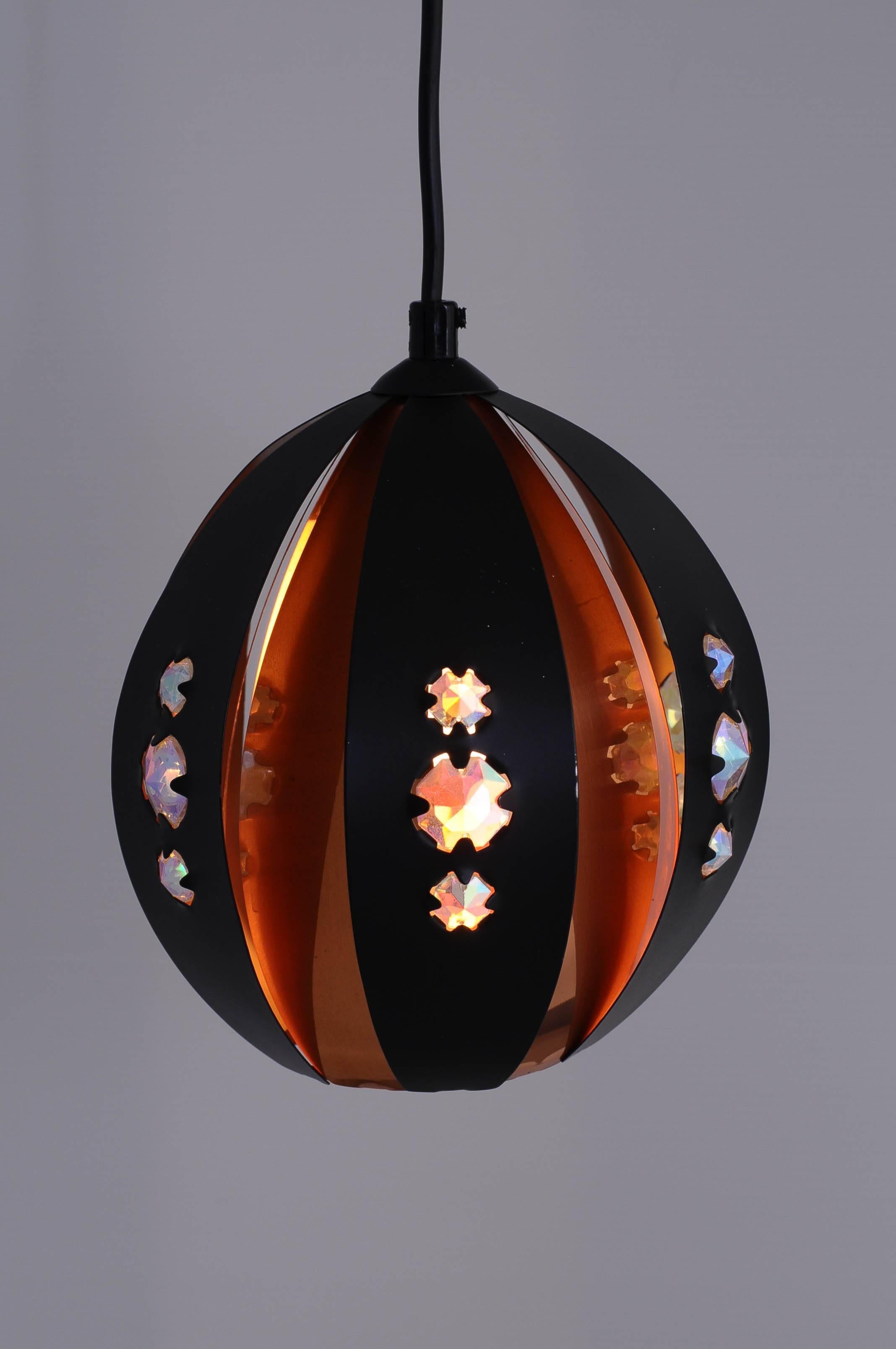 This is a small lamp designed and manufactured in Denmark in the 1970s for the Coronell Elektro.
Its shape is spherical.
It is made of metal. Copper and black color.
The designer is Werner Schou.
Lamp made of metal decorated with colored