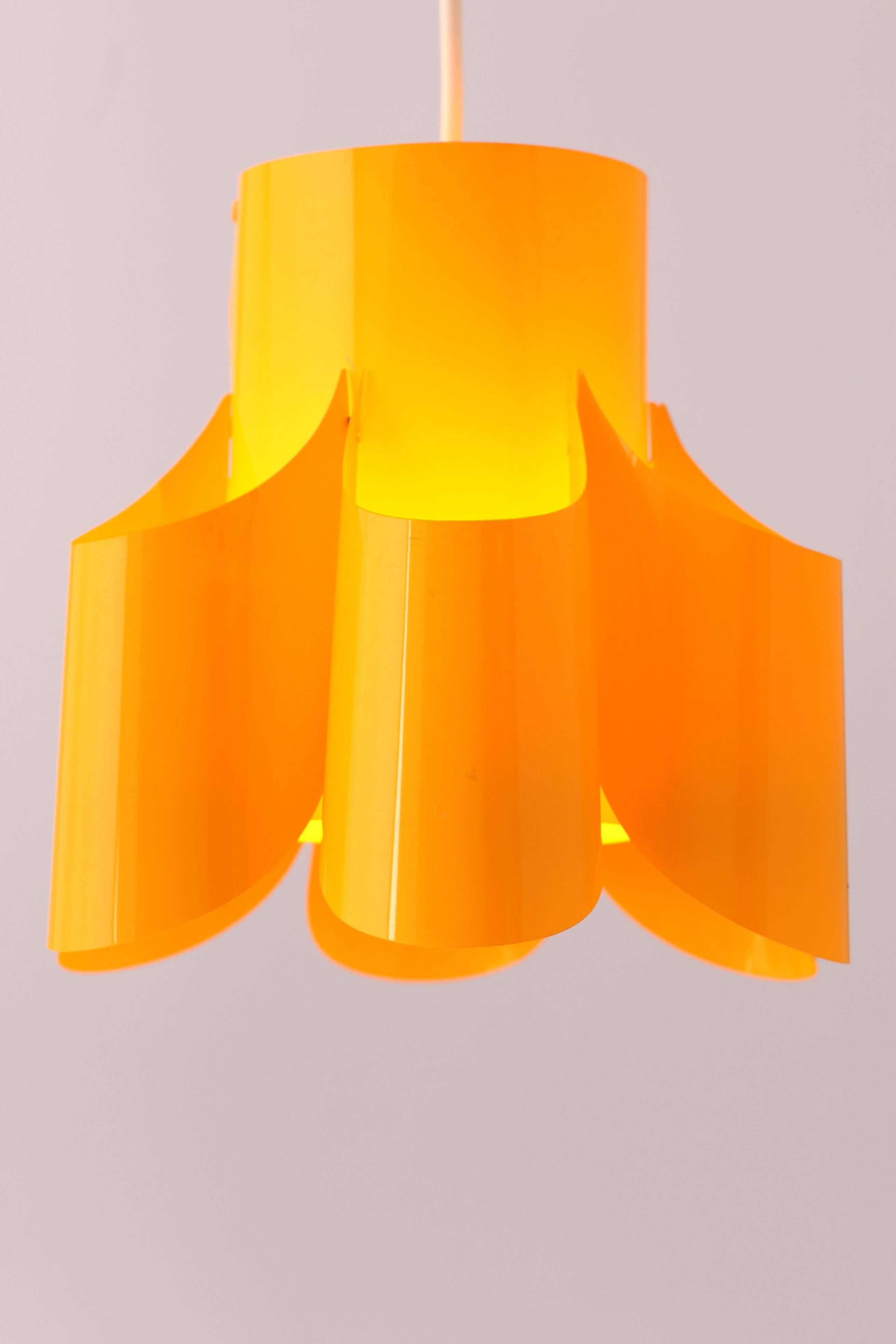 Mid-Century Modern Lamp in Yellow Plastic For Sale