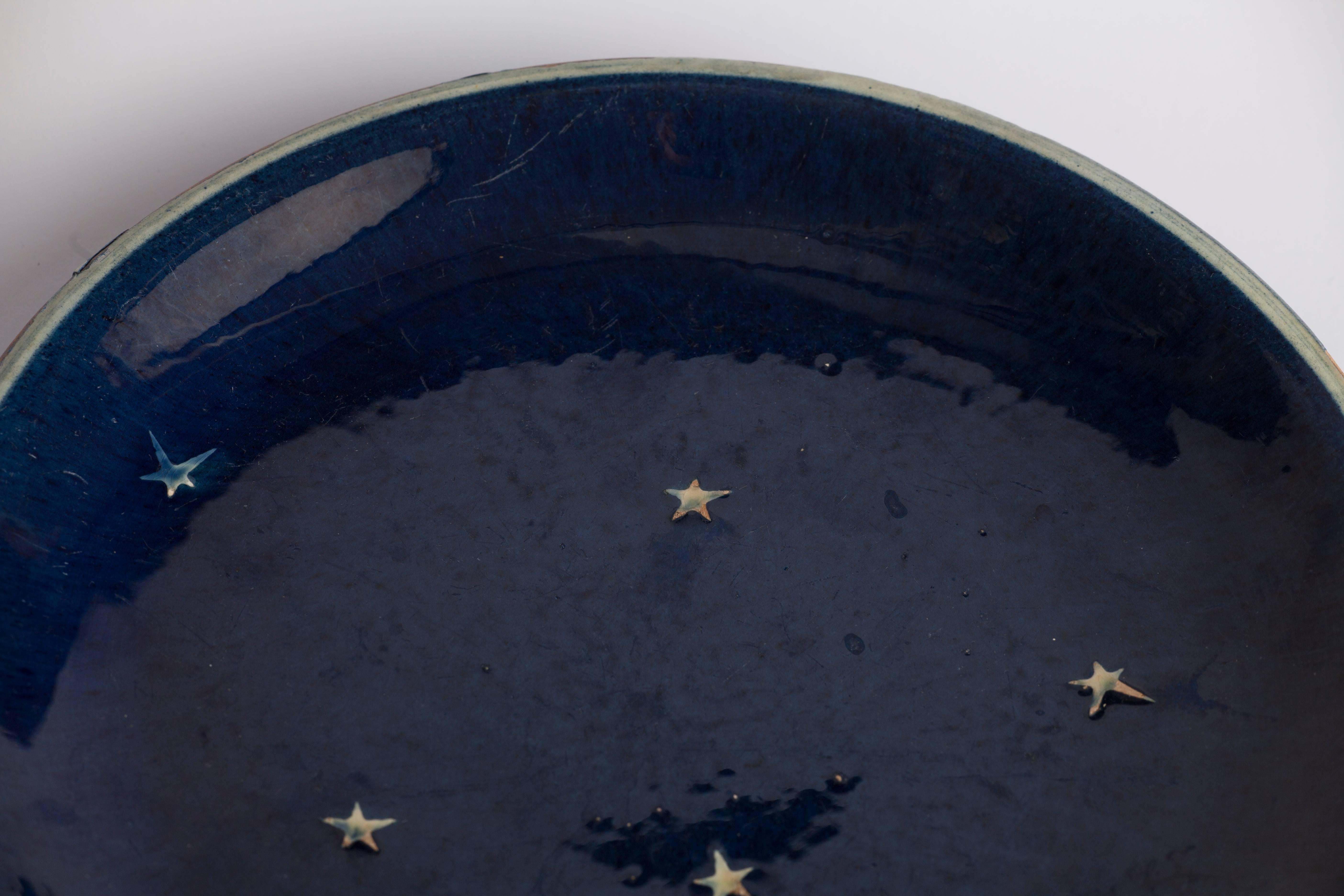 A ceramic enameled plate with stars.
On the back of the plate there's number: 614 A
Measures: Diameter 28 cm
Height 3.5 cm.