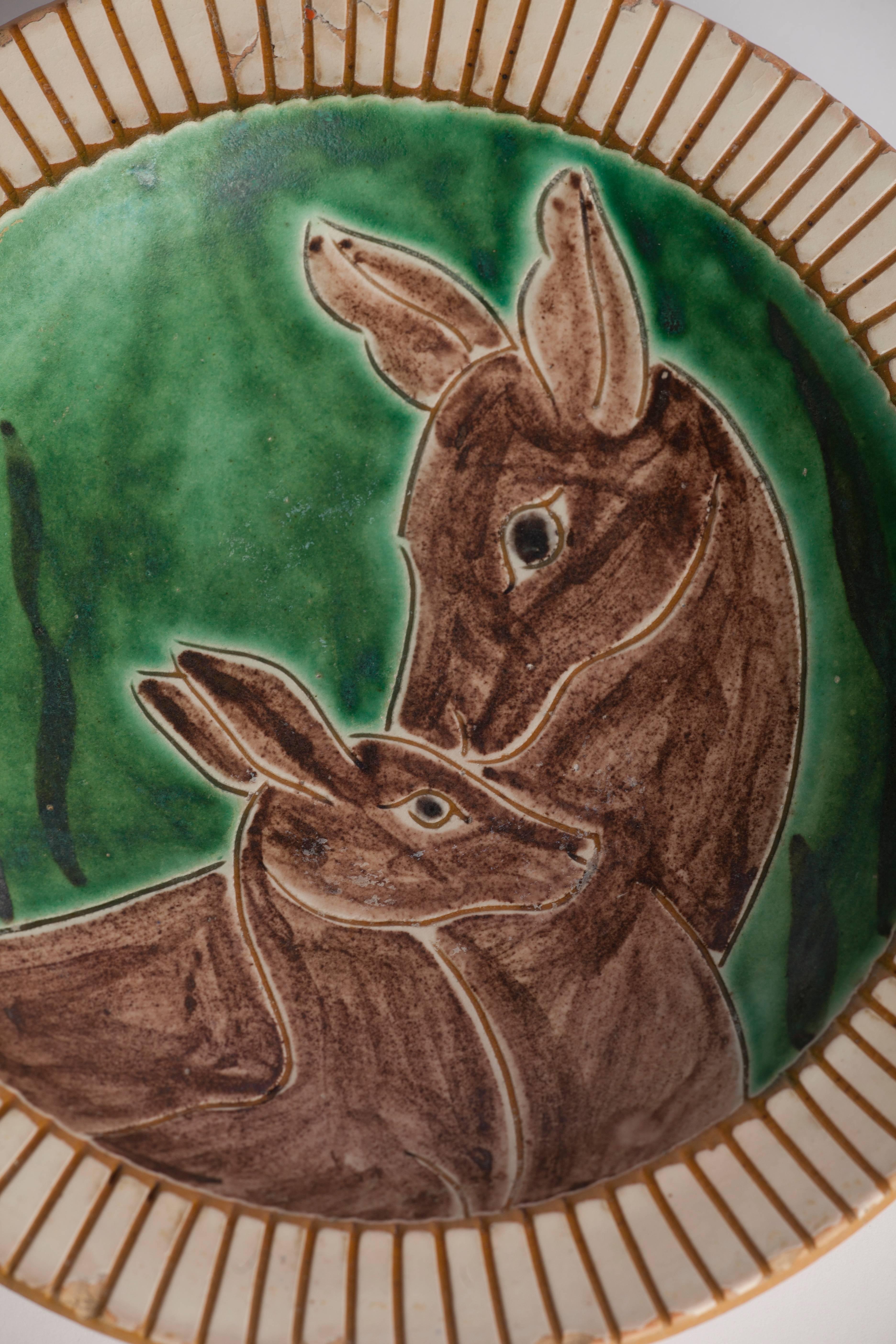 Hand-painted plate with an image of two brown deer on a green background. Signed in the
back of the vase: Eslau.

Measures: Diameter 22 cm
Height 4 cm.
