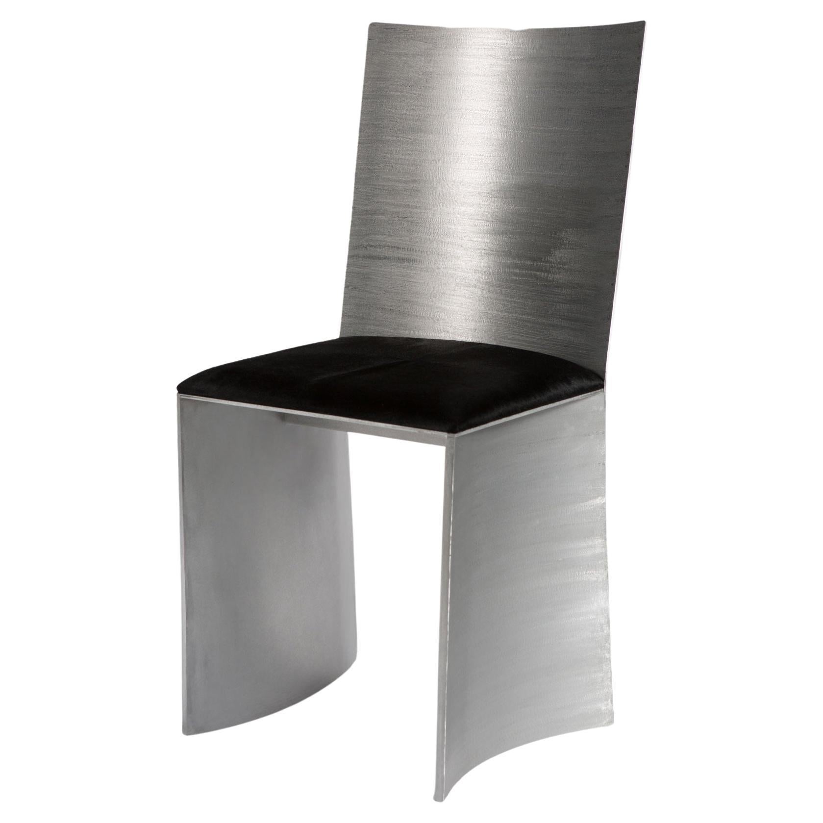 ISU Handgefertigter Stuhl mit hoher Rückenlehne aus strukturiertem Metall von Soraya Osorio im Angebot