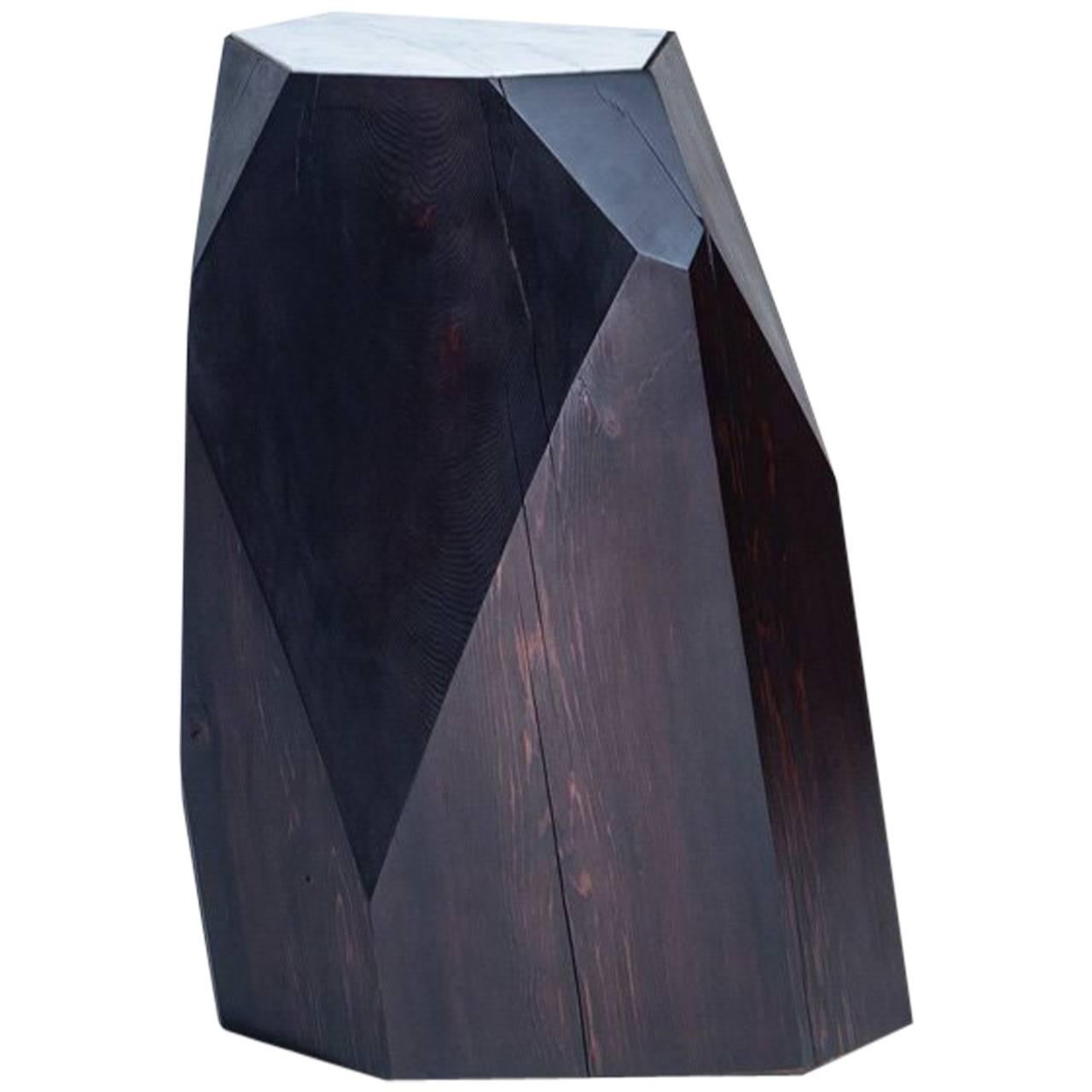 Hocker/Tisch aus carbongefärbtem Zedernholz mit Carrara-Marmorplatte von Hinterland Design im Angebot