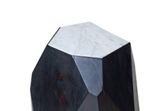 Tabouret/table en cèdre teint au carbone avec plateau en marbre de Carrare par Hinterland Design