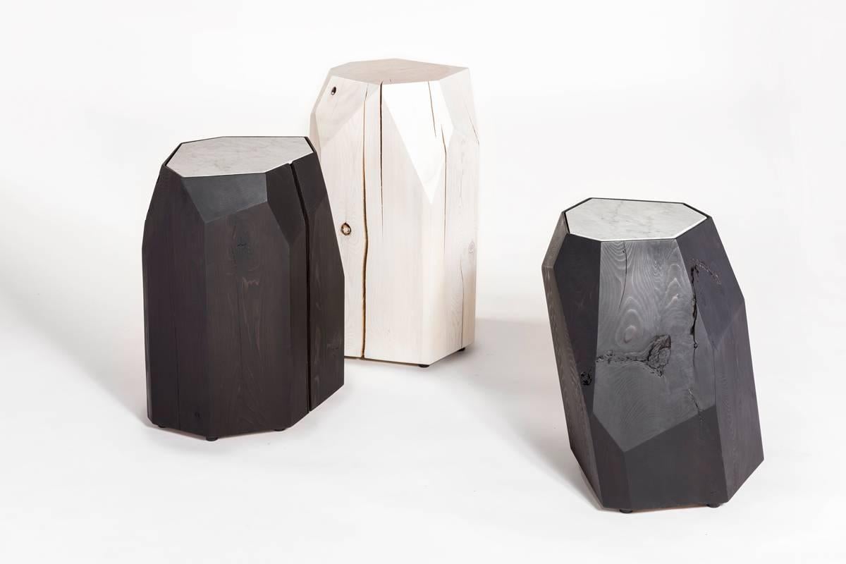 Hocker / Tisch aus Kohle gefärbtem Zedernholz mit Carrara-Marmorplatte von Hinterland Design (Kanadisch) im Angebot