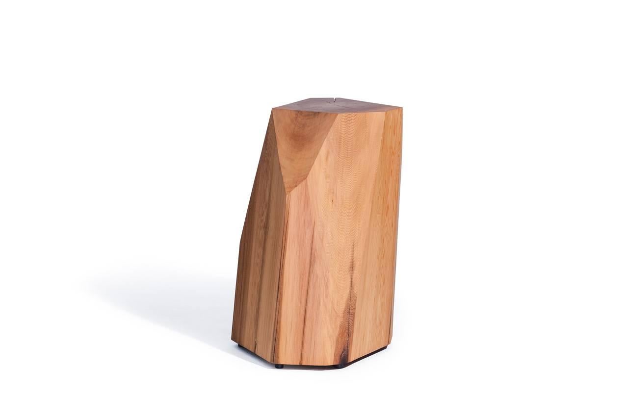 Hocker / Tisch aus Kohle gefärbtem Zedernholz mit Carrara-Marmorplatte von Hinterland Design (Geschliffenes Glas) im Angebot
