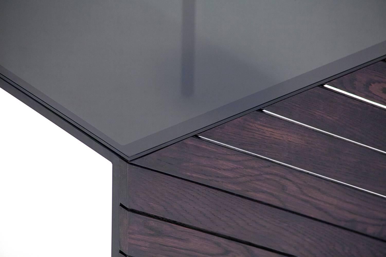 Noirci Table basse en frêne avec cadre en acier et plateau en verre gris Hinterland Design en vente