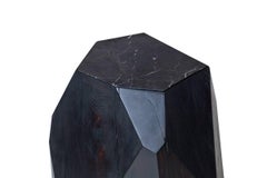 Taburete / Mesa de cedro teñido al carbón con inserto de mármol negro de Hinterland Design