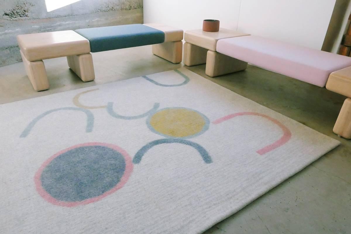 XXI secolo e contemporaneo Panca in frassino bianco canadese con cuscino imbottito in lana di Hinterland Design in vendita