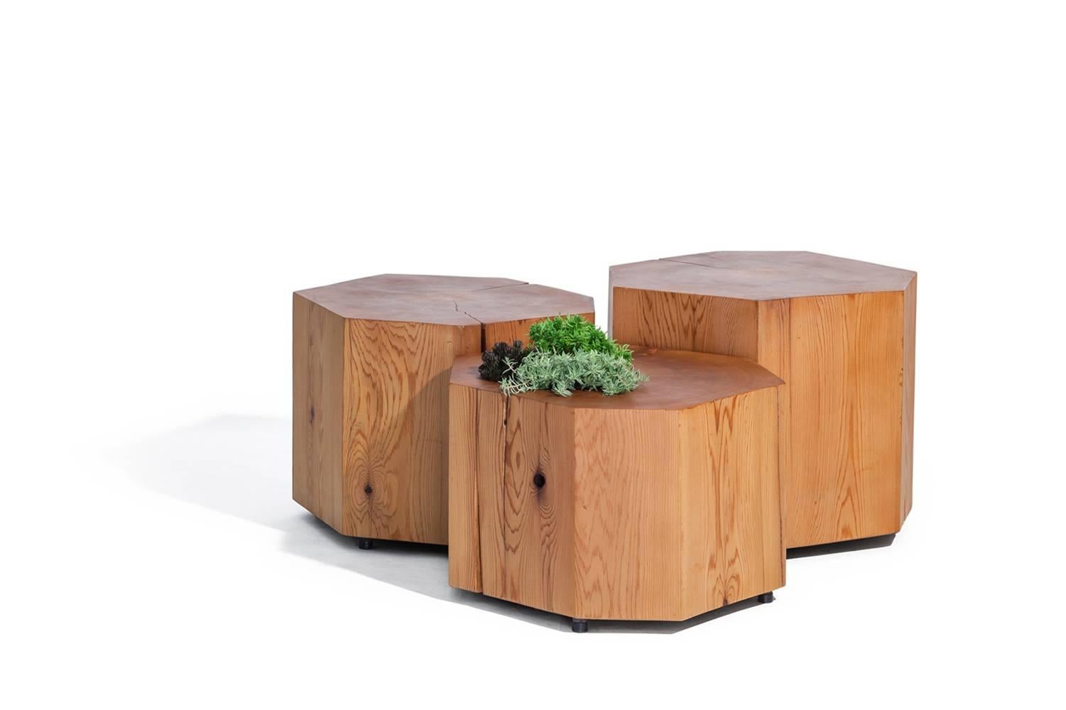 Tisch aus rotem Zedernholz mit Pflanzgefäßeinsatz von Hinterland Design (Handgeschnitzt) im Angebot