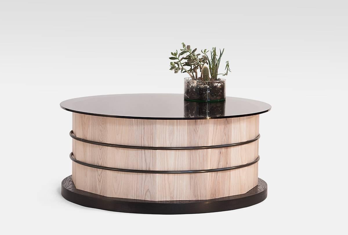 Canadien Table basse en frêne avec plateau en verre gris fumé par Hinterland Design en vente