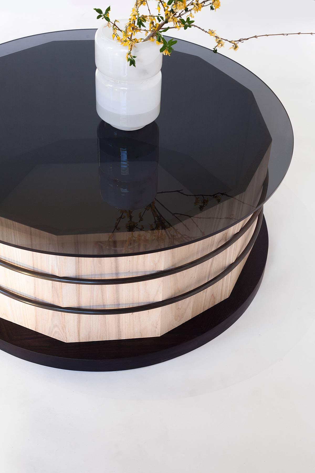 Moderne Table basse en frêne avec plateau en verre gris fumé par Hinterland Design en vente