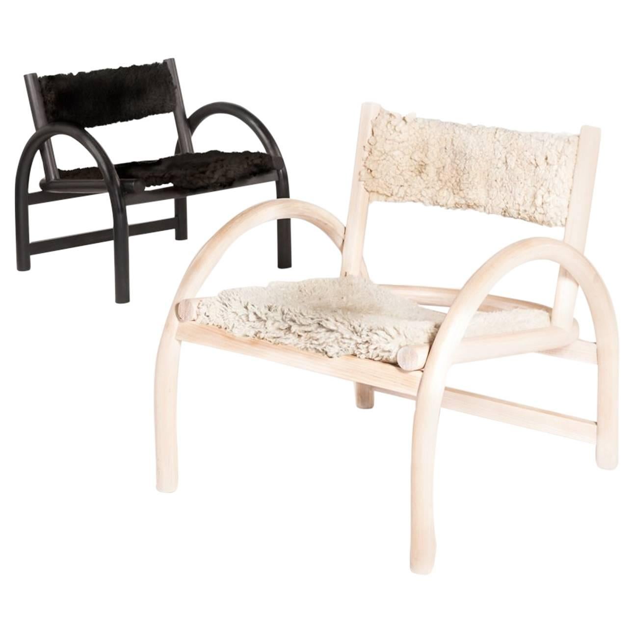 Der Shepherd's Chair, der erste Loungesessel von Hinterland, ist das Ergebnis jahrelanger Design- und Prototypenentwicklung. Inspiriert durch die enge Beziehung zwischen den Werkzeugen eines traditionellen Hirten, den Tieren und dem Land. Die Kurve