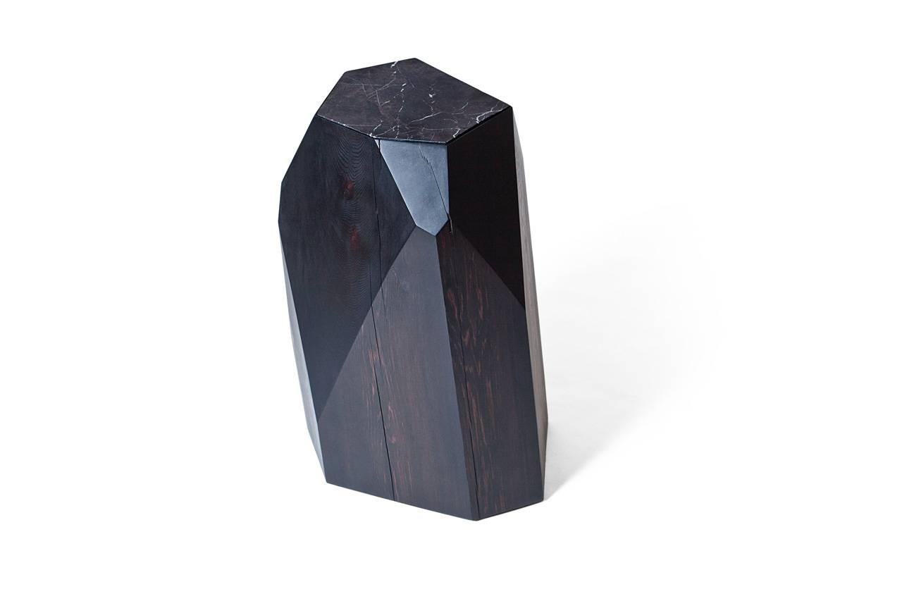 Hocker/Beistelltisch aus rotem Zedernholz mit schwarzer Marmoreinlage von Hinterland Design (Geschliffenes Glas) im Angebot