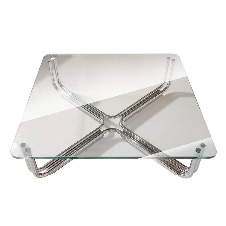 Coffee table designed by Gianfranco Frattini for Cassina in the 1960s. Crystal top and chrome-plated steel structure.