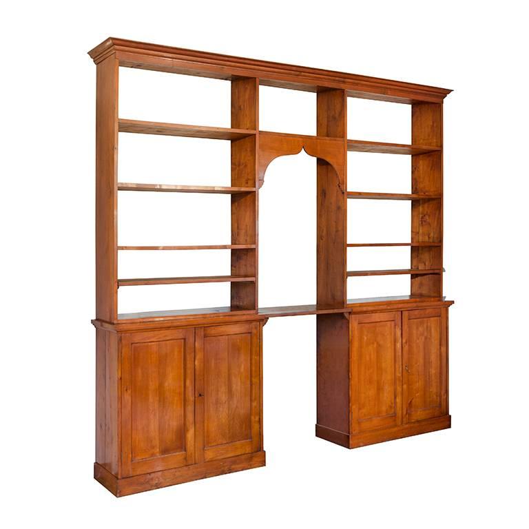 Tuscany bookcases notary's, circa 1820-1840.
In cherrywood. With central arch. And floor with counters. Original .