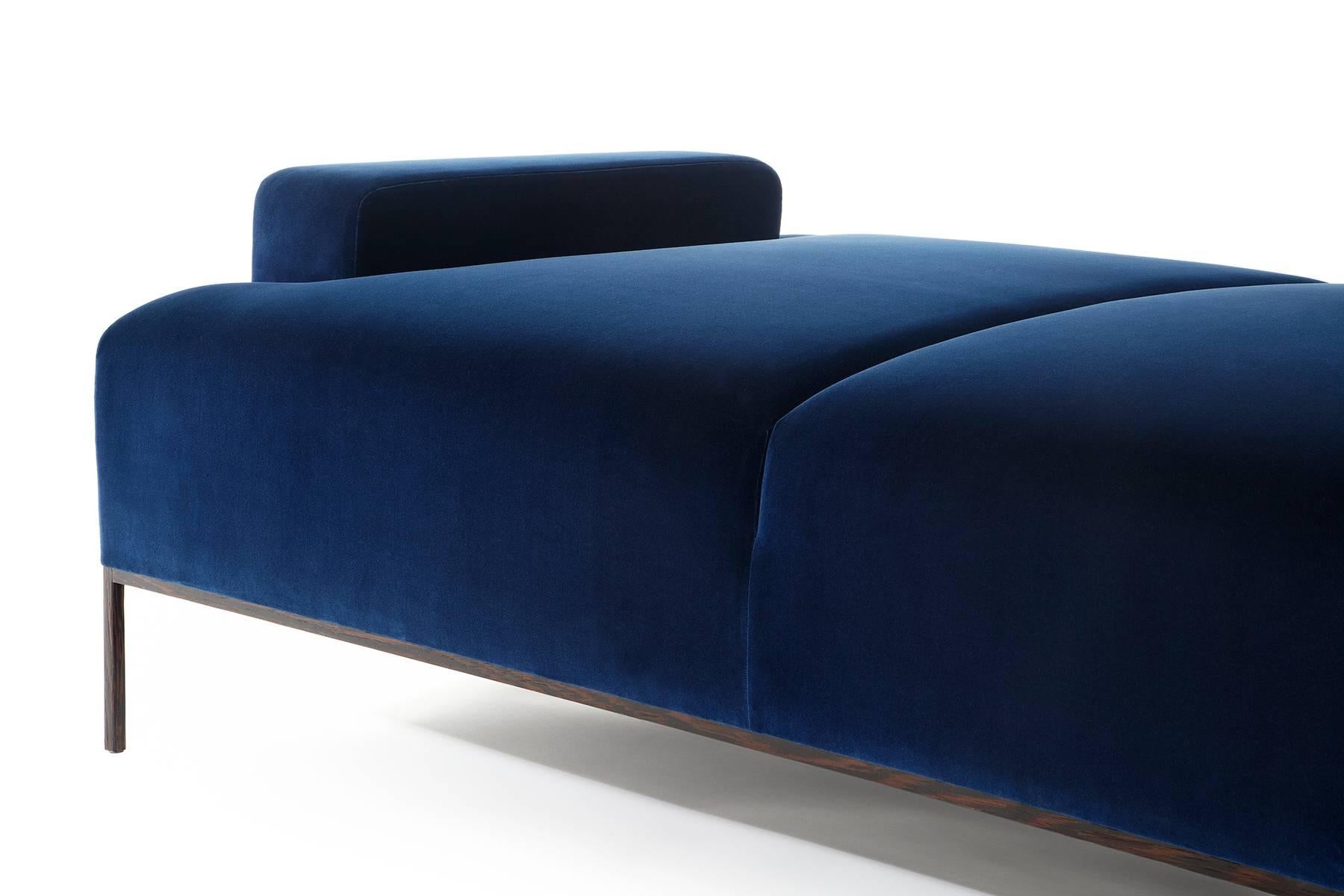 Stiletto Daybed Blue Velvet Channeling getufteter Holzsockel Eiche Ahorn Walnuss Wenge  (amerikanisch) im Angebot