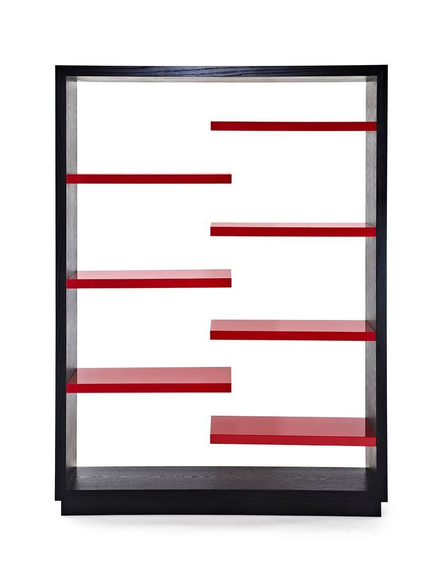 De líneas limpias, funcional y versátil, la librería Float está cuidadosamente detallada con 7 estantes flotantes lacados y un armazón de roble ricamente teñido. Es perfecto como separador de ambientes o simplemente una forma hermosa de exponer