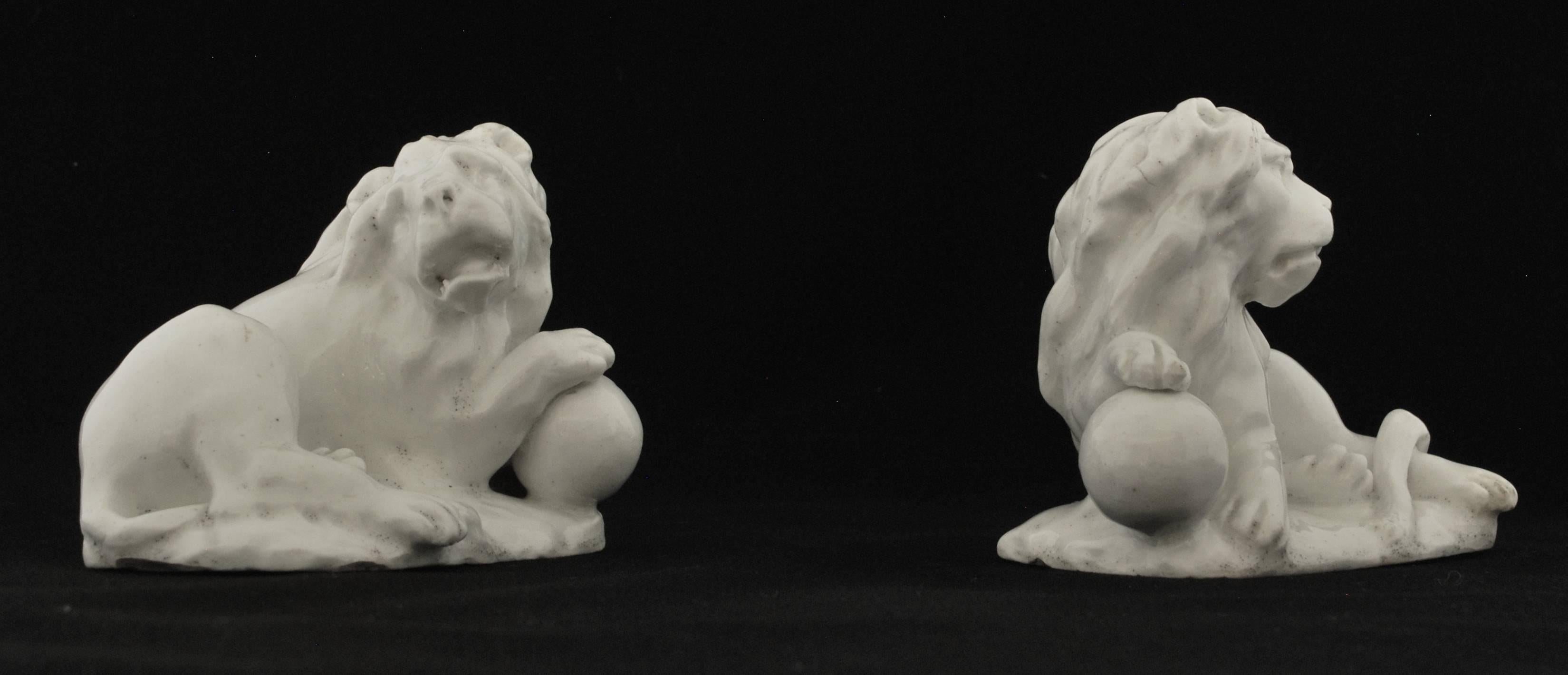 Ein Paar Löwen. Schleife aus Porzellan C1750 (Englisch) im Angebot