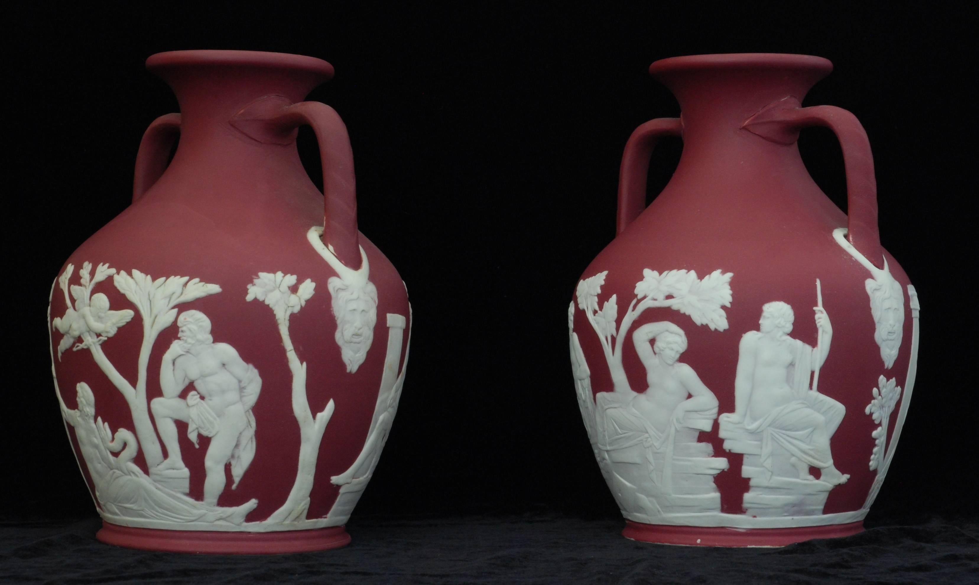 Paar Crimson-Jasper-Vasen aus Portland (Steingut) im Angebot