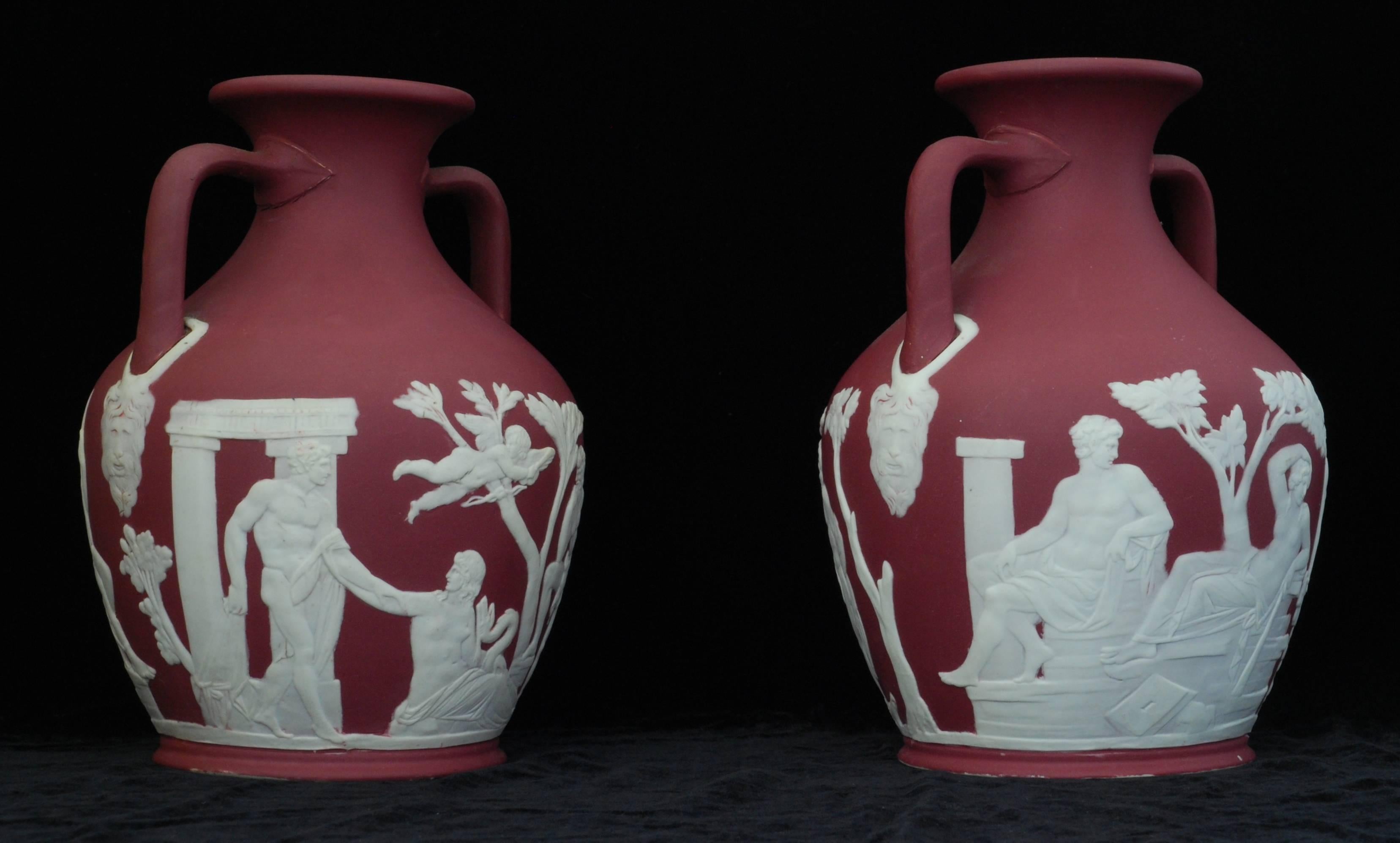 Ein Paar Portland-Vasen aus karmesinrotem Jaspis, getaucht. Beide sind hervorragend, ohne die üblichen Verluste oder Blutungen, die mit dieser unglücklichen Farbe verbunden sind.

Karminrot war eine der experimentellen Farben, die Harry Barnard in