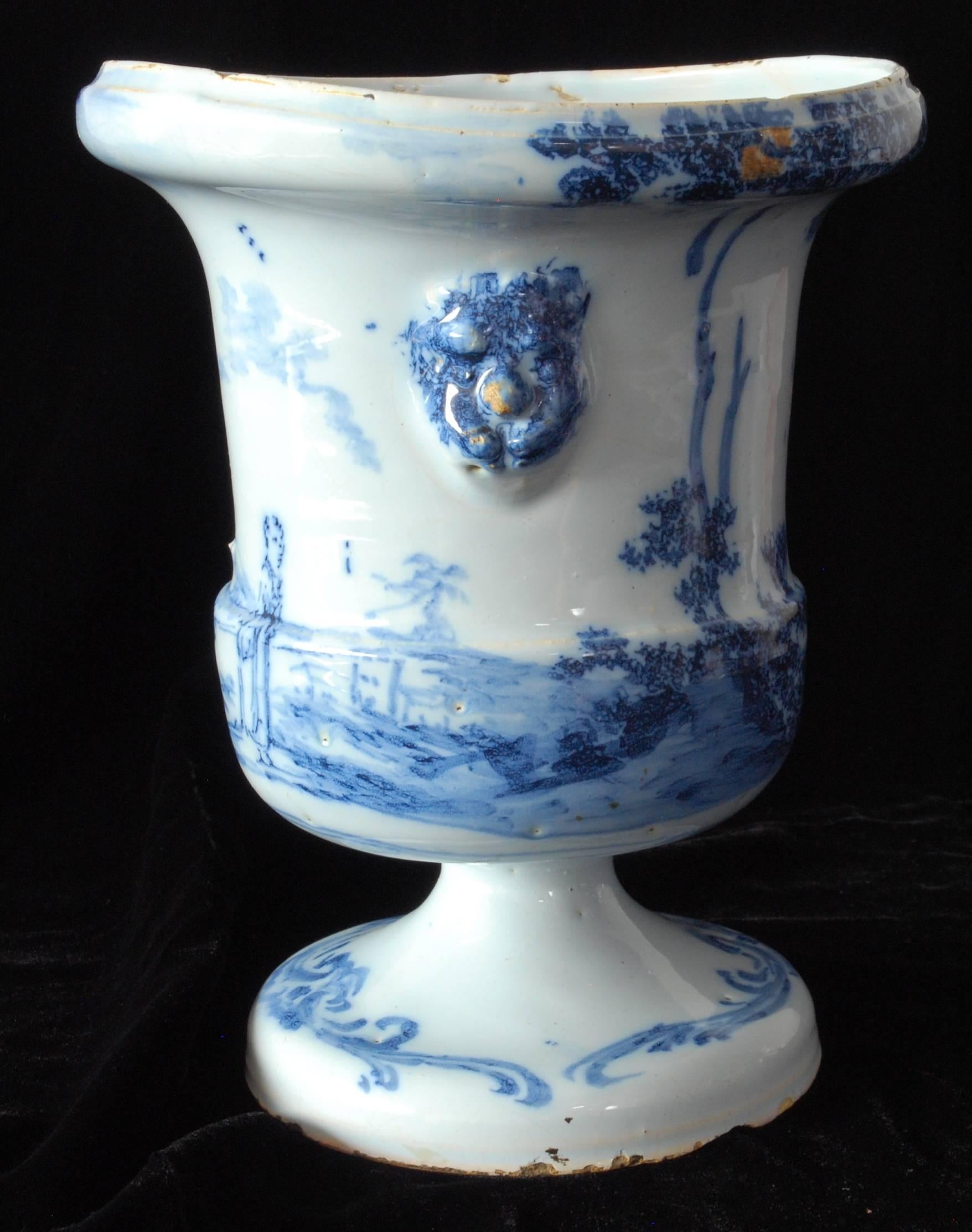 Eine seltene, große Vase in klassischer Form, verziert mit Figuren in einer Landschaft. Große Stücke aus Delfter Porzellan werden nicht oft gefunden.

Siehe CIRC 43-1963 in den V&A für ein ähnliches Beispiel.

