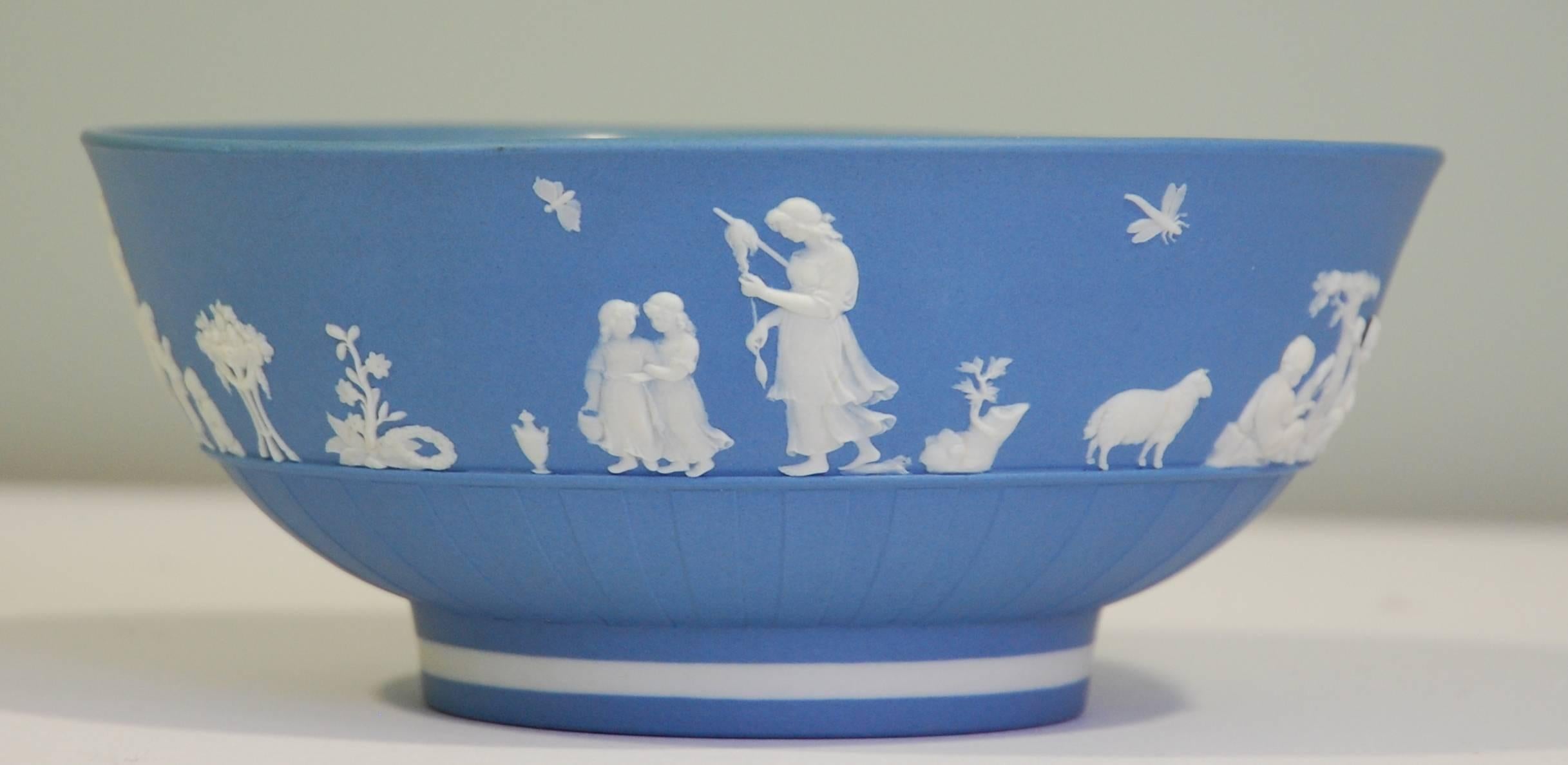 En jaspe bleu ardoise massif, avec pied incrusté ; décoré de nombreux reliefs typiques de la période. Décor tourné à la machine et intérieur poli à la lapidaire.

Exposé : Wedgwood, le maître potier de l'univers, Fondation Roche, 2023.