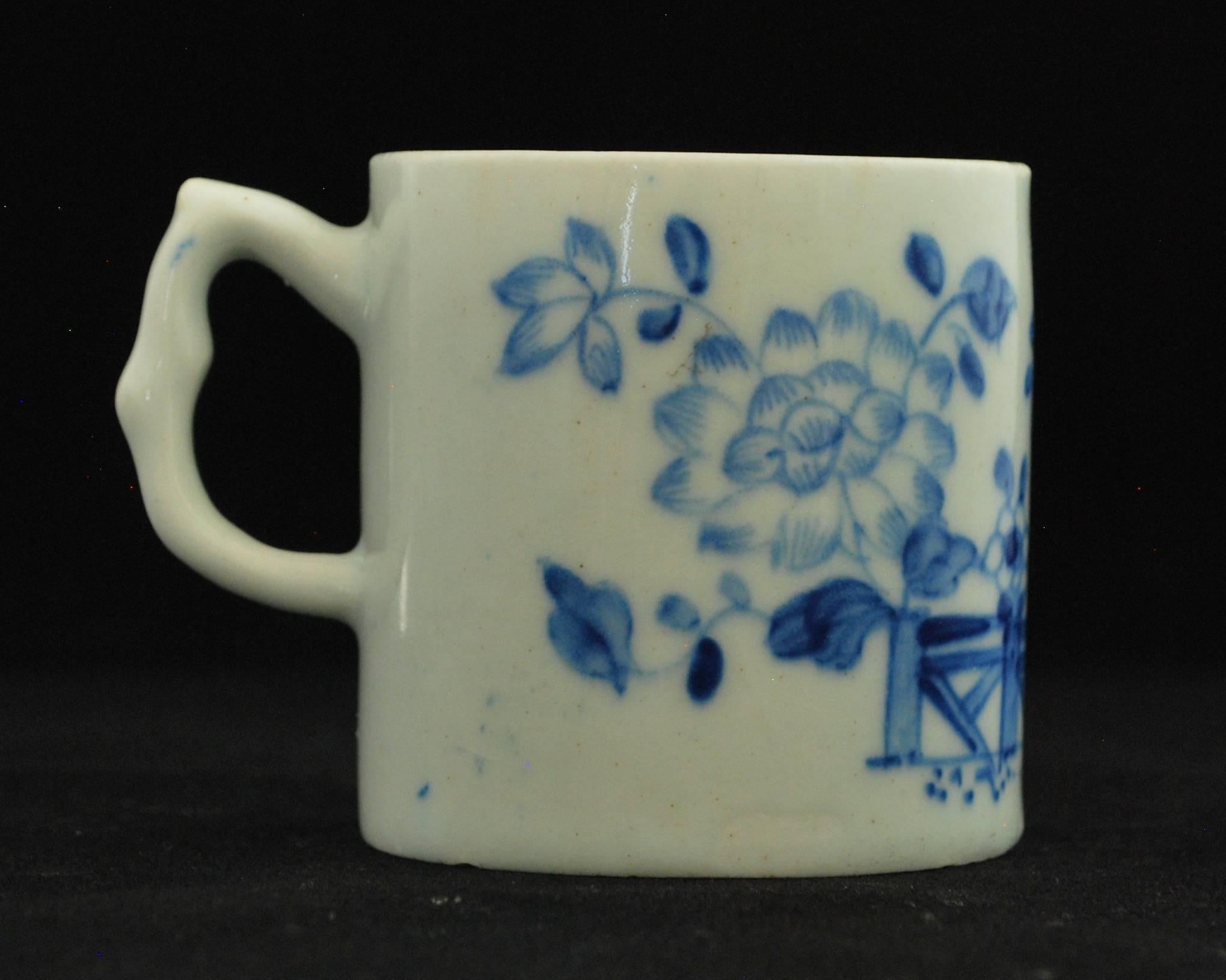 Anglais Porcelaine à café bleue et blanche « Scholar's Rock » avec nœud, datant d'environ 1751 en vente