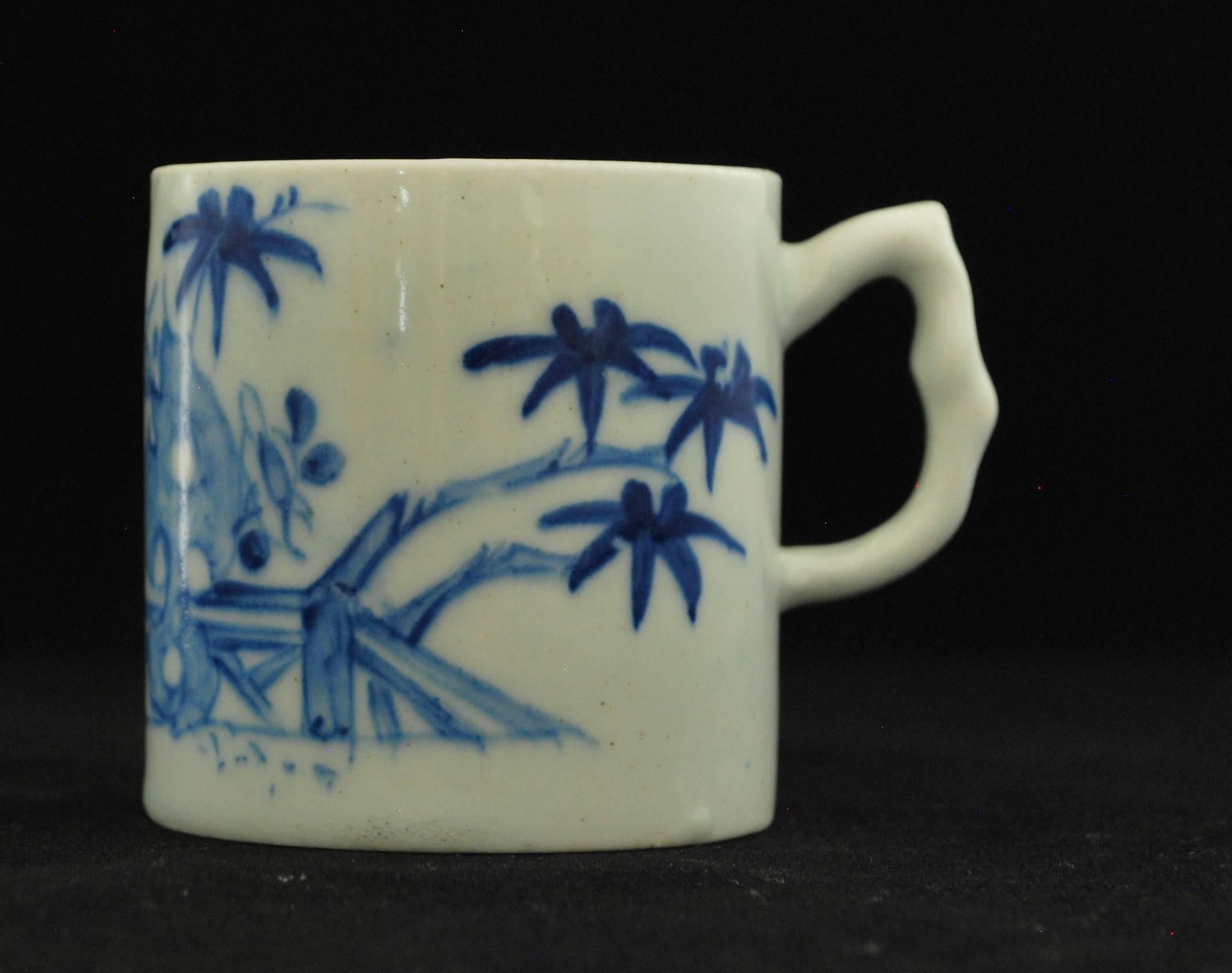 Eine frühe Kaffeedose, die unter der Glasur mit einem Gelehrtenfelsen und dazugehörigen Gegenständen bemalt ist.

Prov. Sammlung Taylor; Stockspring-Antiquitäten.

