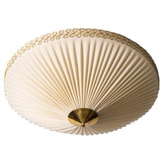 Lámpara empotrada de latón y tela plisada, modelo ES 1902/60, de Itsu, Finlandia, década de 1950