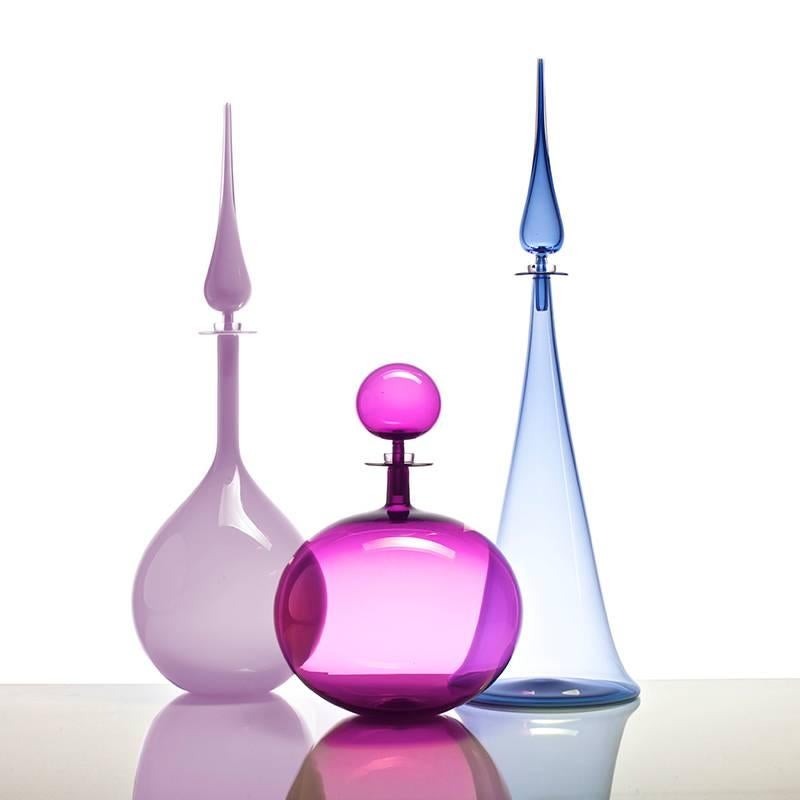 Bold and sexy, the large decanter low round is a lovely beginning or addition to any Joe Cariati glass collection. Drawing from a classic perfume bottle shape, this decanter works well with other large or petite decanters, or can be combined with a