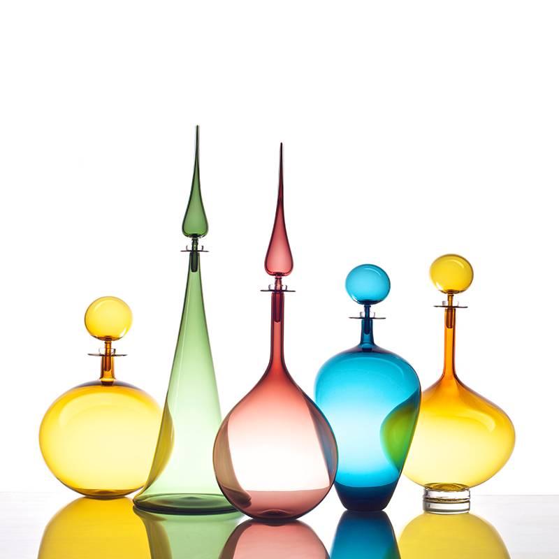 Bold and sexy, the Large Decanter Low Round is a lovely beginning or addition to any Joe Cariati glass collection. Drawing from a classic perfume bottle shape, this Decanter works well with other large or petite decanters, or can be combined with a