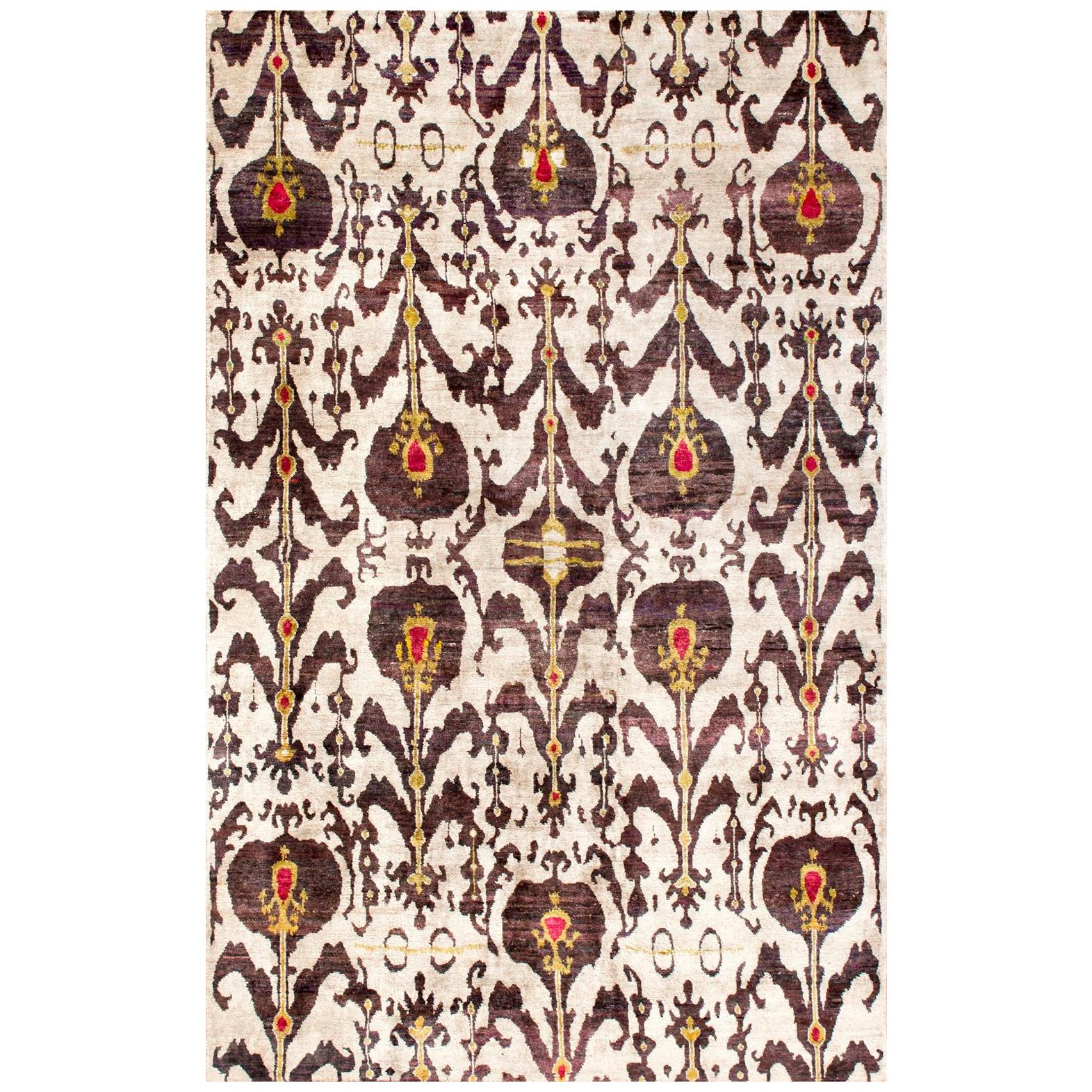 Modernistischer handgeknüpfter Ikat-Teppich aus natürlicher Seide in Silber, Grau, Pflaumenrot und Gold  im Angebot